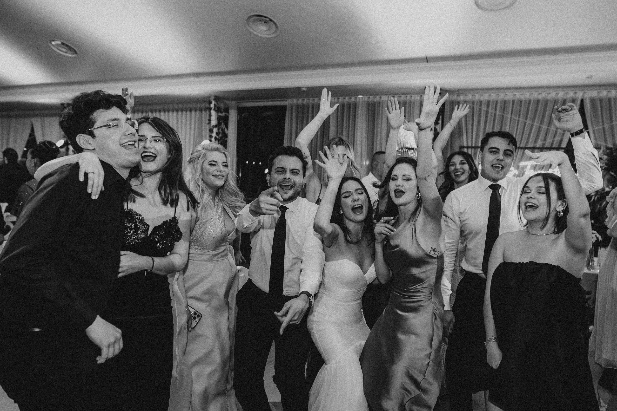 Cununie civila in aer liber , artificii de zi colorate , decor nunta , nunta la Hotel Traian. Proud Vision Weddings | Wedding Photography & Film — Servicii profesionale Foto Video Nunta Iasi