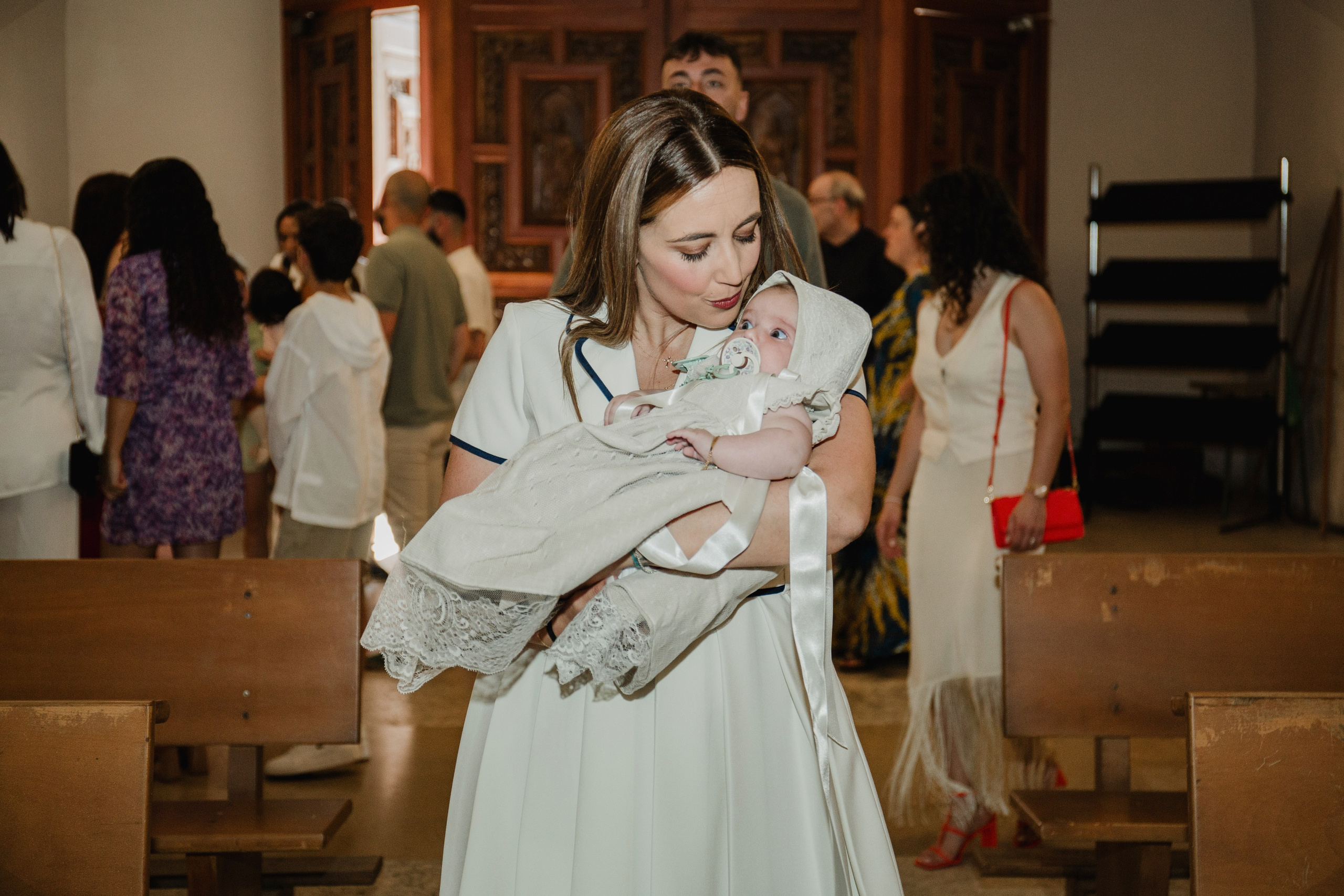 Retrato de bebé con traje de bautizo en estudio fotográfico Rainbox, Torrejón de Ardoz