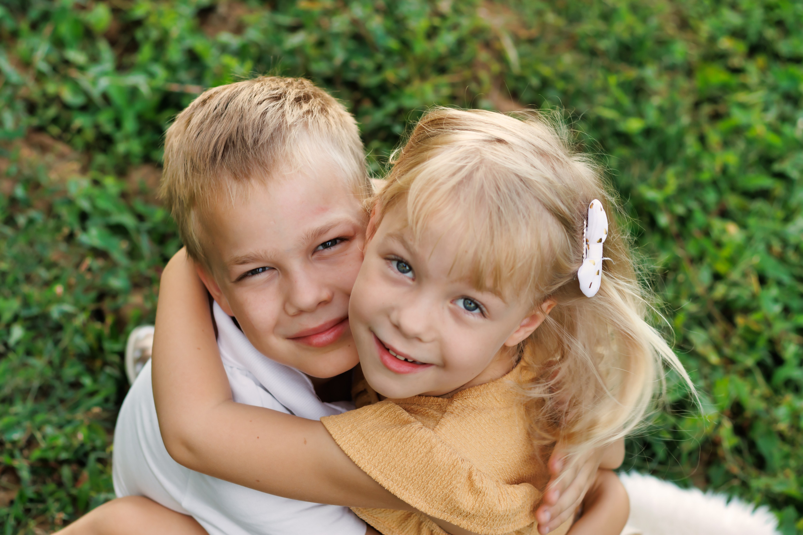 Mädchen  Geschwisterfoto Kindergarten Kita Kindergartenkind Kindergartenfotografie Fotografie Jaddafotografie Kindergartenbretzfeld Bretzfeld Heilbronn Öhringen Ilsfeld Kitafotografie Kindergartenfotografin