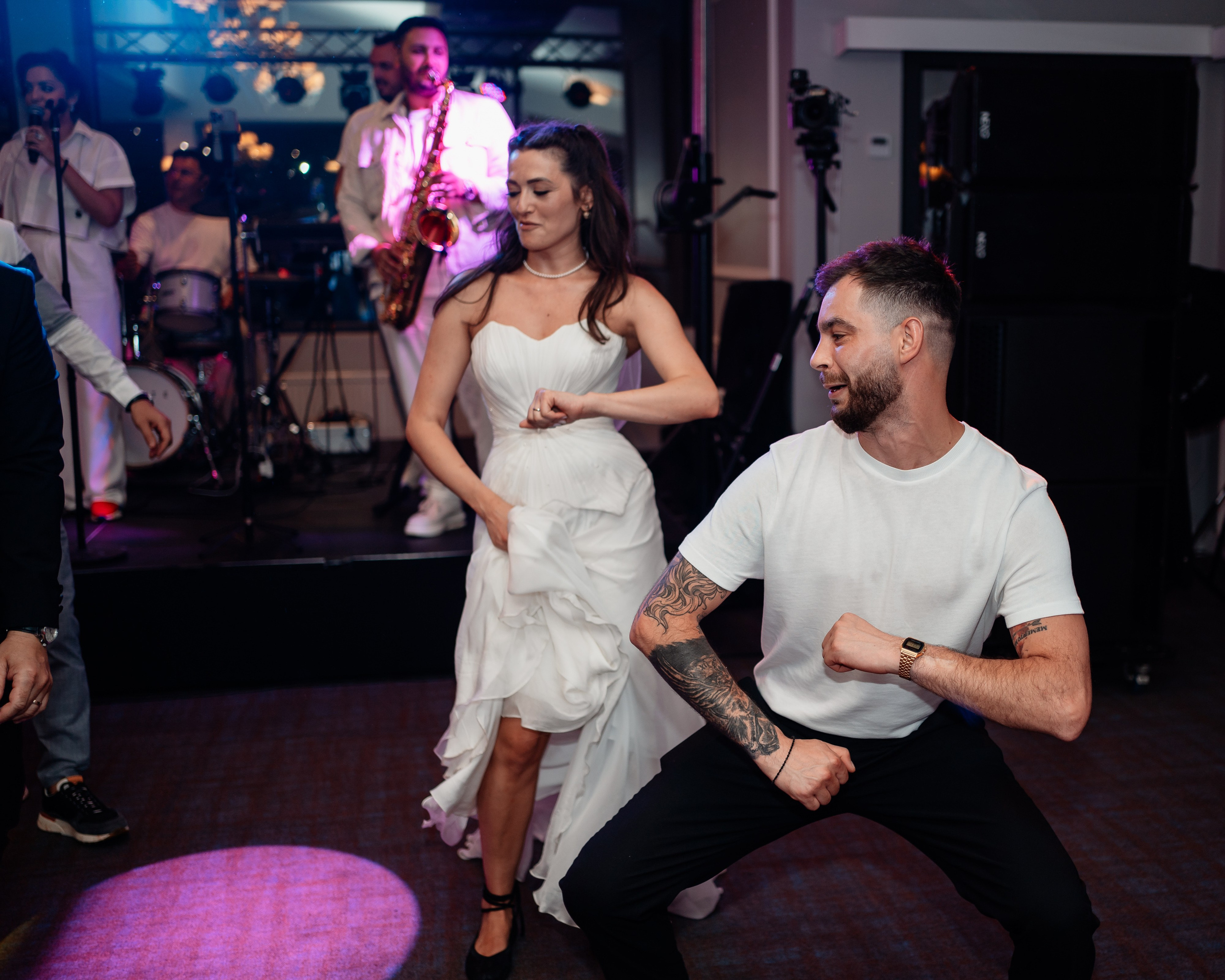 Moment emoționant între miri în ziua nunții, surprins într-un cadru natural și romantic, la Bokka Buftea. Fotografie de nuntă profesională, editată artistic pentru a evidenția emoția și eleganța evenimentului.