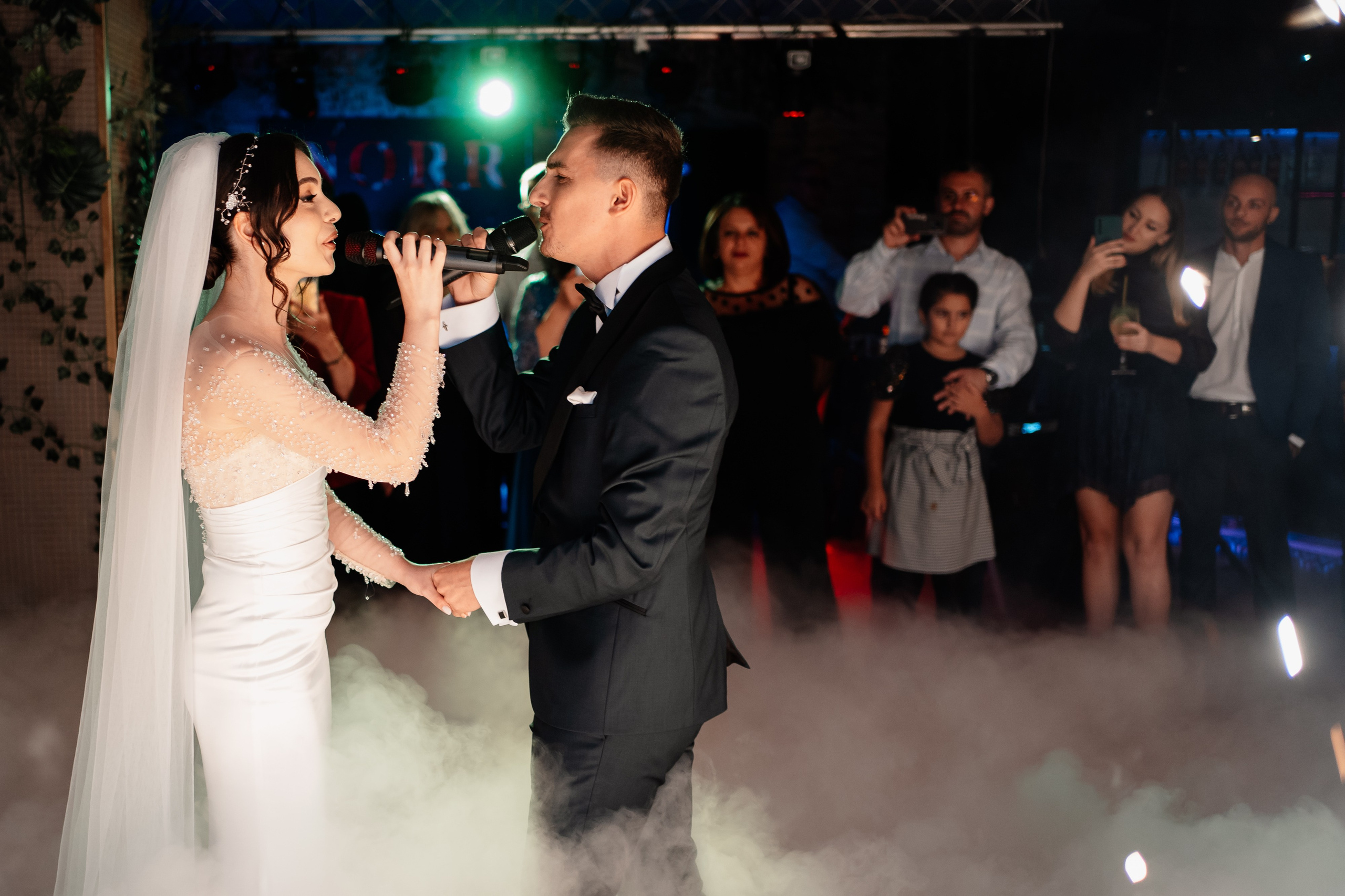 Moment emoționant între miri în ziua nunții, surprins într-un cadru natural și romantic, la Drobeta Turnu Severin. Fotografie de nuntă profesională, editată artistic pentru a evidenția emoția și eleganța evenimentului.