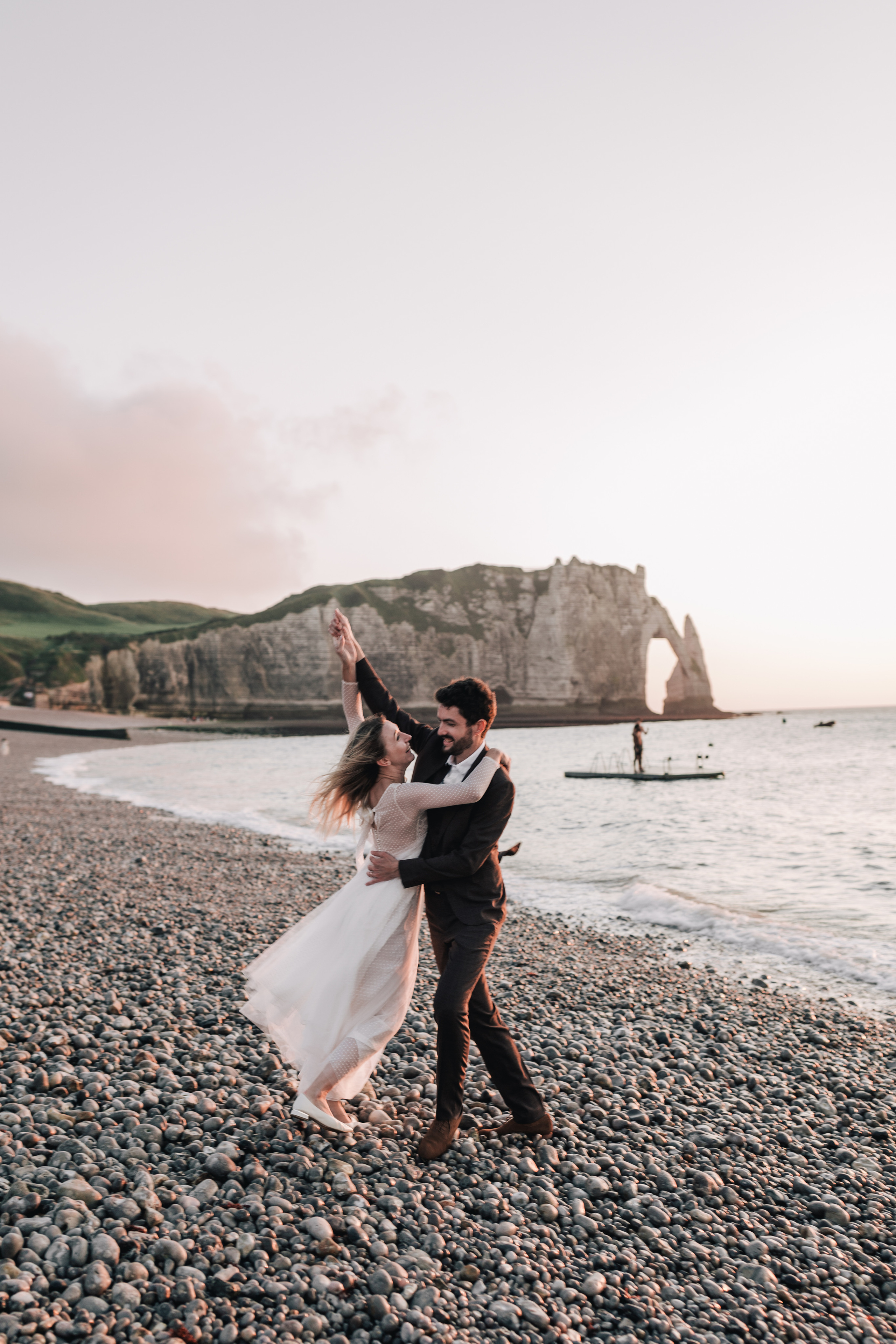 Wedding shooting at sea on Etretat (Maryna & Clement). Фотограф, Руан, Франция