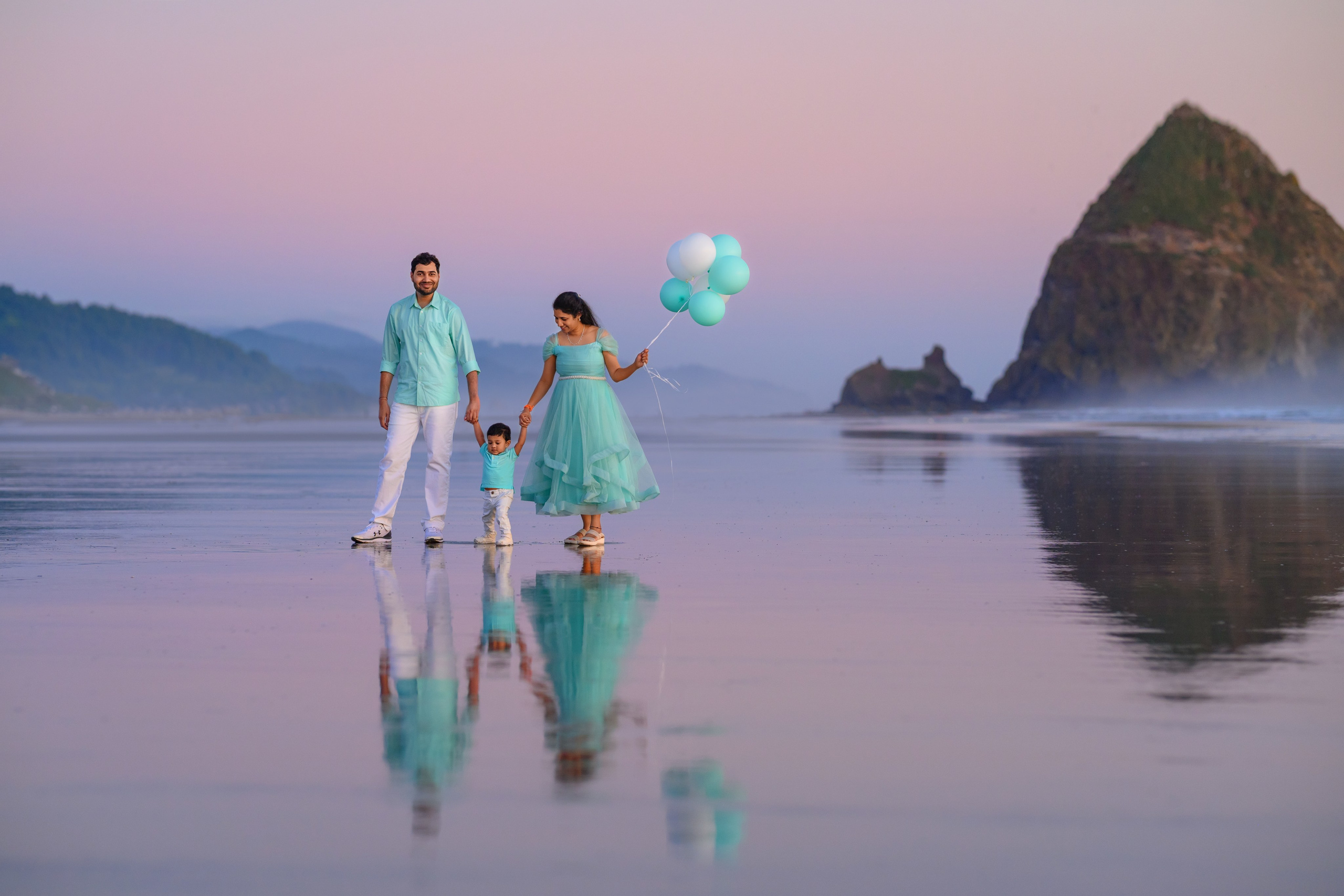 Jigeesha’s family. Wedding & family photography in Seattle area. Helen Michelle photographer