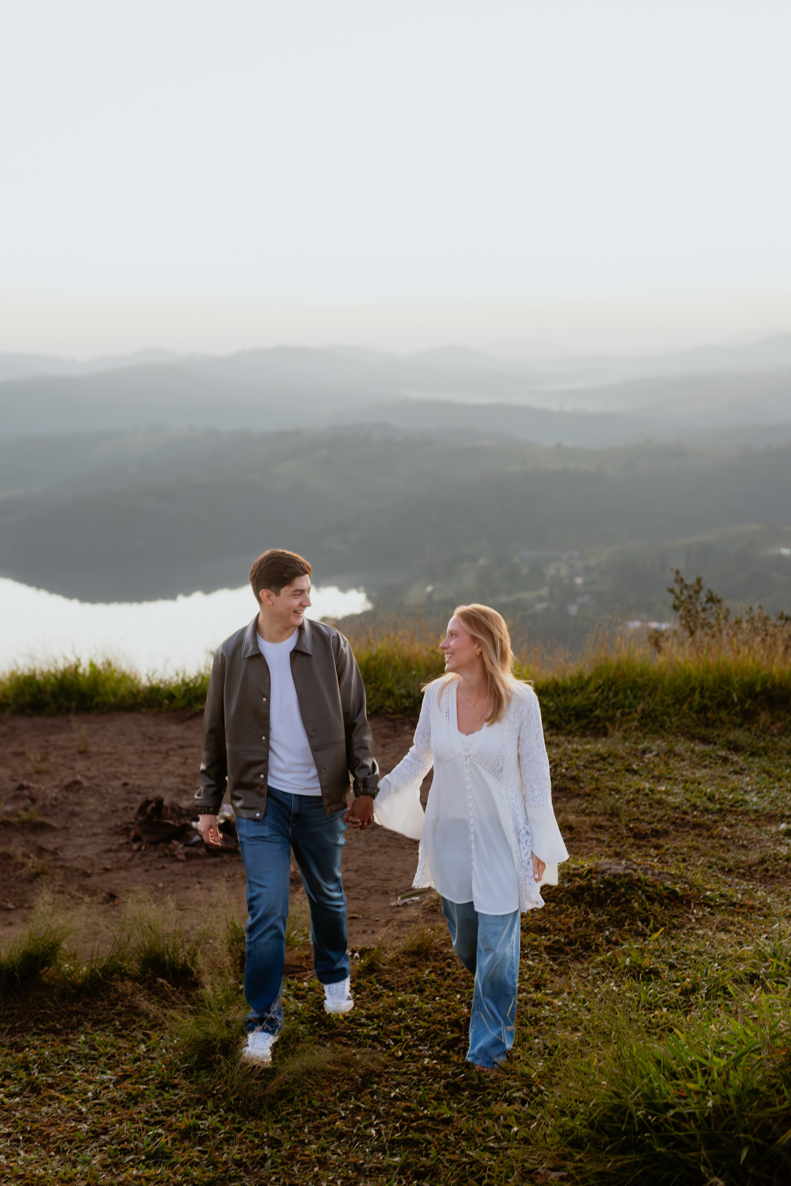 Ensaio Pre-Wedding no Morro do Capuava: Gabi e Raphael | AGA Fotografias. AGA Fotografias | Fotografia de Casamento em São Paulo