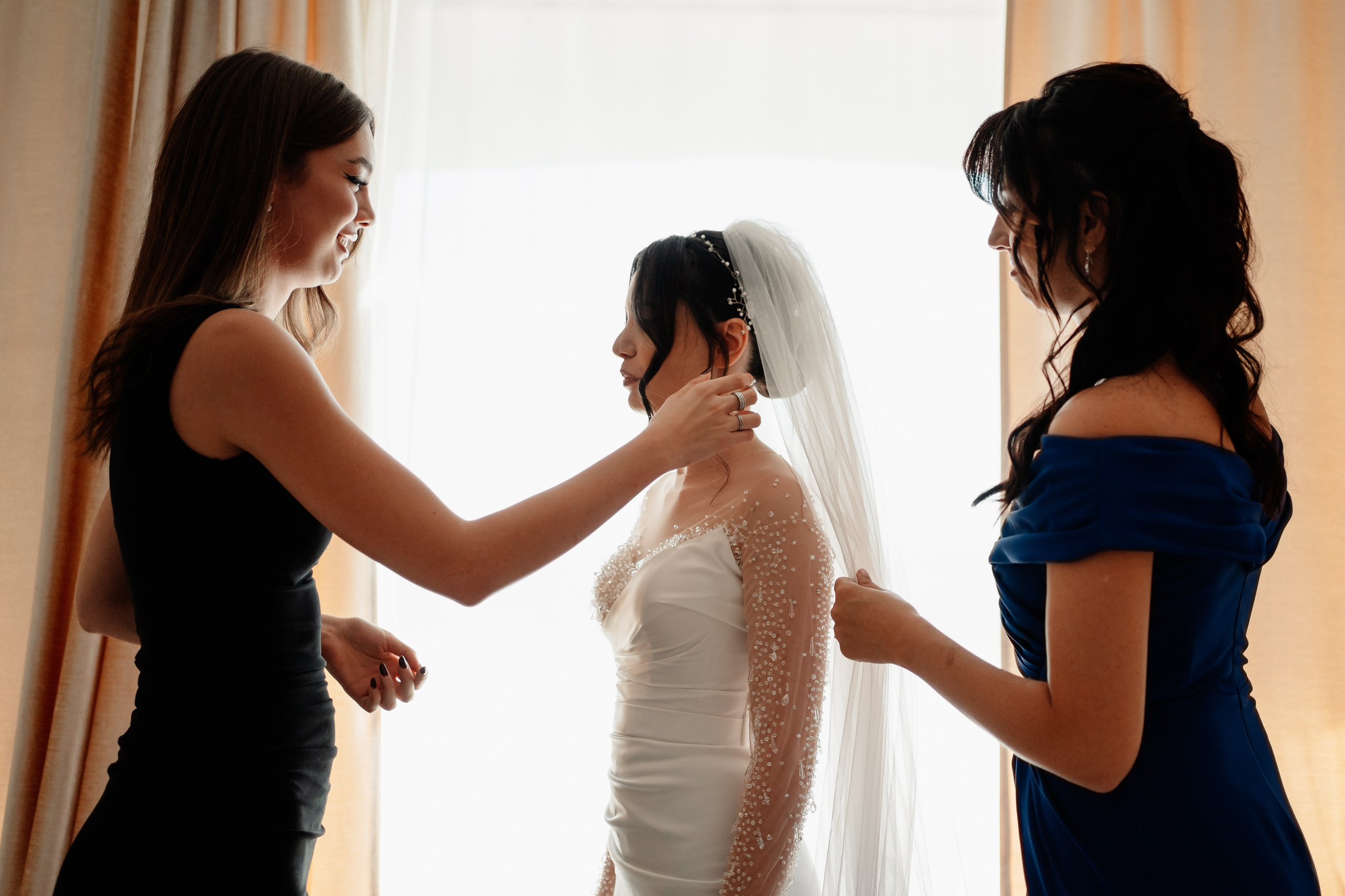 Moment emoționant între miri în ziua nunții, surprins într-un cadru natural și romantic, la Drobeta Turnu Severin. Fotografie de nuntă profesională, editată artistic pentru a evidenția emoția și eleganța evenimentului.