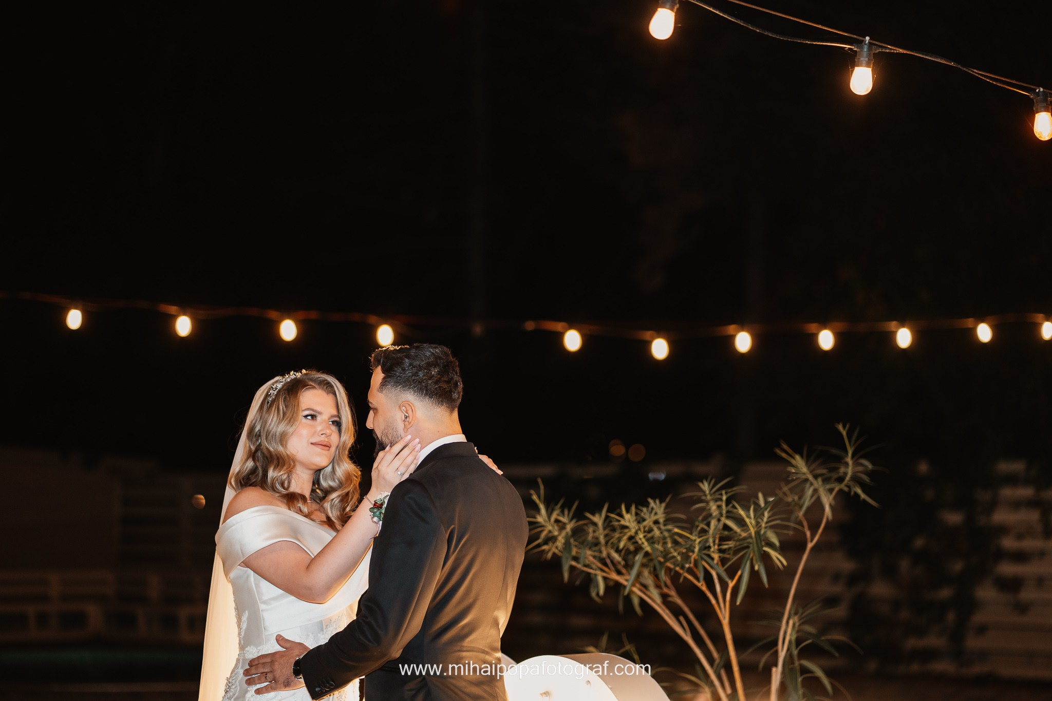 Moment emoționant între miri în ziua nunții, surprins într-un cadru natural și romantic, la Daimon Events. Fotografie de nuntă profesională, editată artistic pentru a evidenția emoția și eleganța evenimentului.