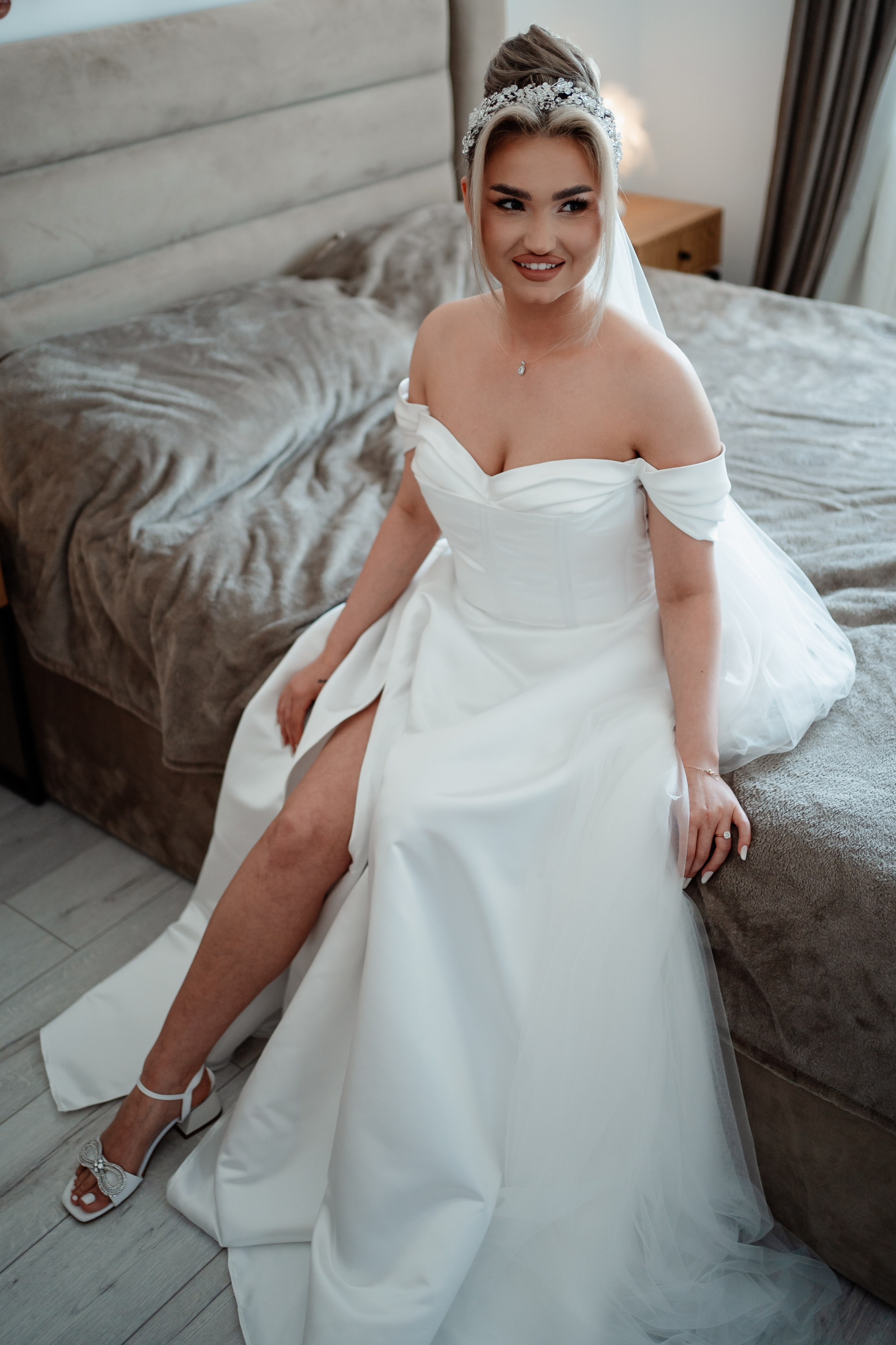 Moment emoționant între miri în ziua nunții, surprins într-un cadru natural și romantic, la Bolintin-Vale. Fotografie de nuntă profesională, editată artistic pentru a evidenția emoția și eleganța evenimentului.