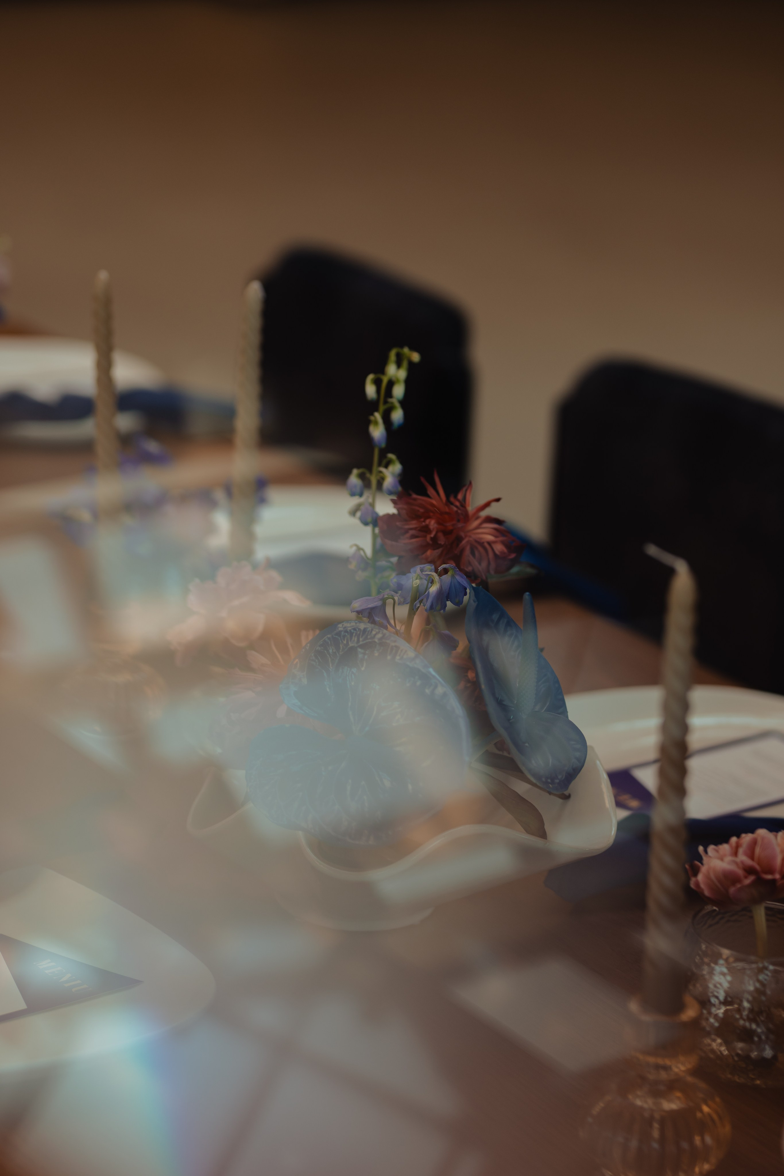 Flowers and stationary for your special day. Fotograf de nunta — documenting your love story with a touch of editorial — wedding photographer