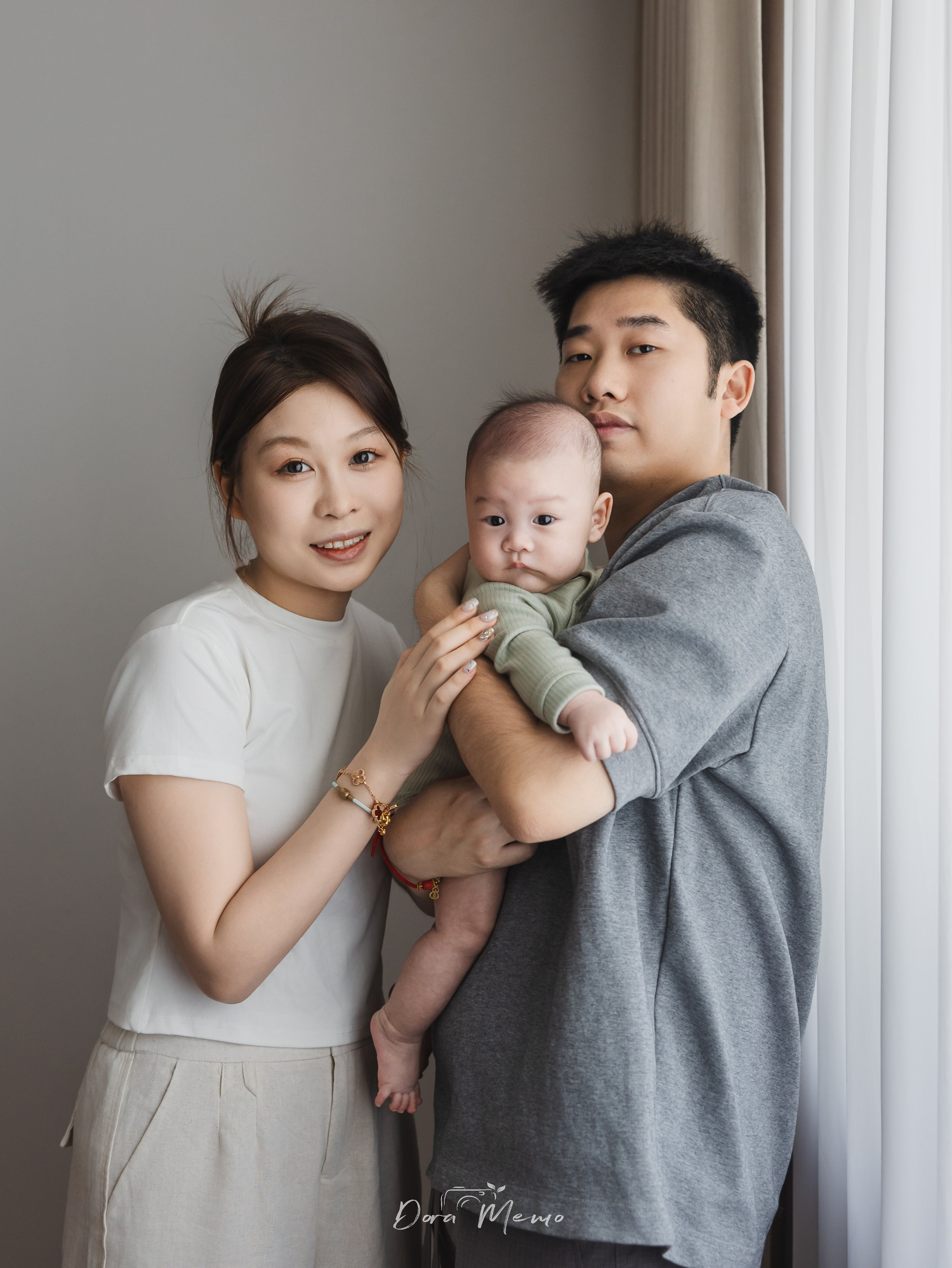 A Shanghai Family Photographer Captures a Newborn Baby Meeting the Family Cat. Shanghai Family Photographer Dora