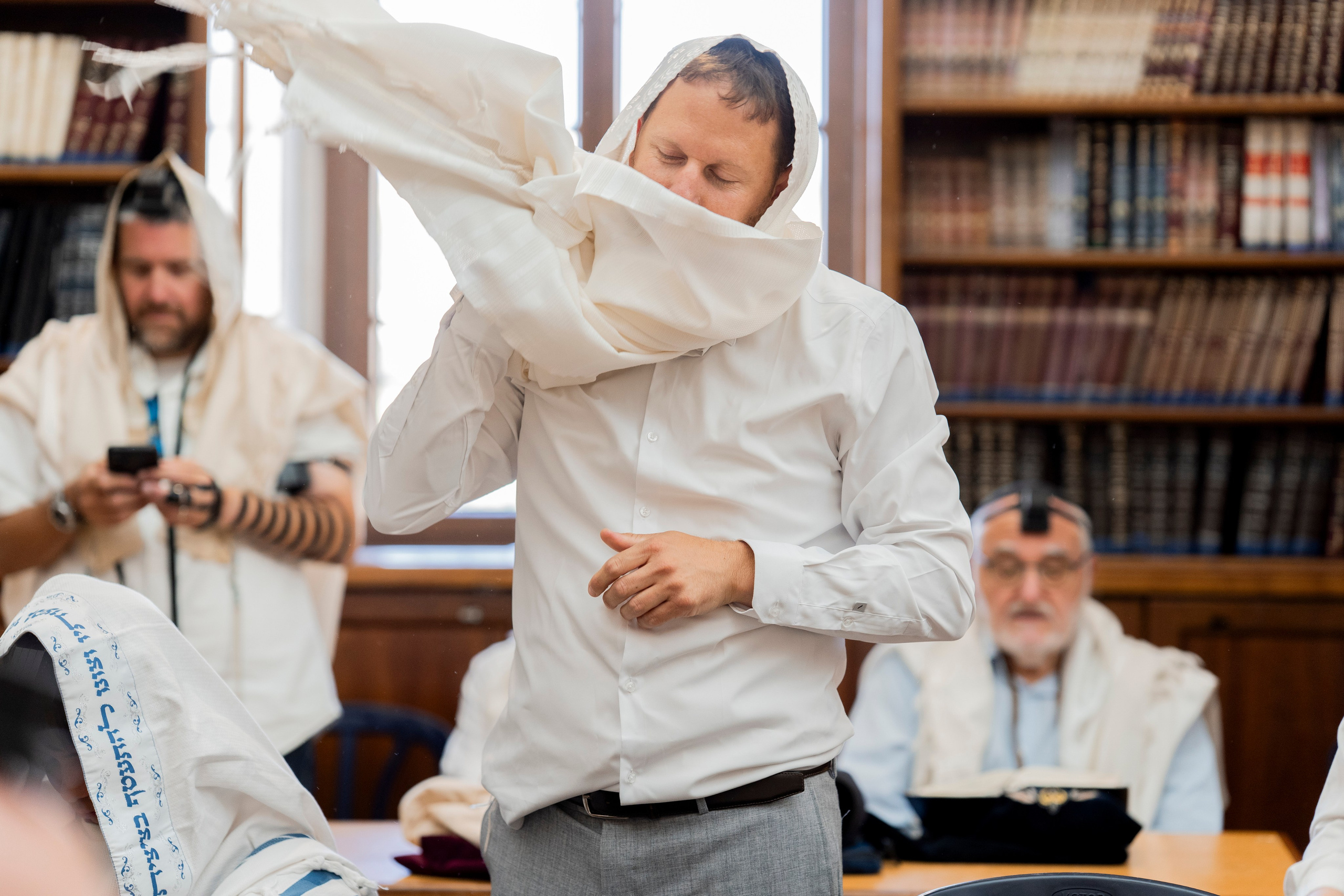 הנחת התפילין רפאל לוי. יוסף מזרחי צילום חתונה, ברית וזוגיות. צלם מקצועי שאוהב להוציא אתכם הכי יפים ברגעים הכי מרגשים