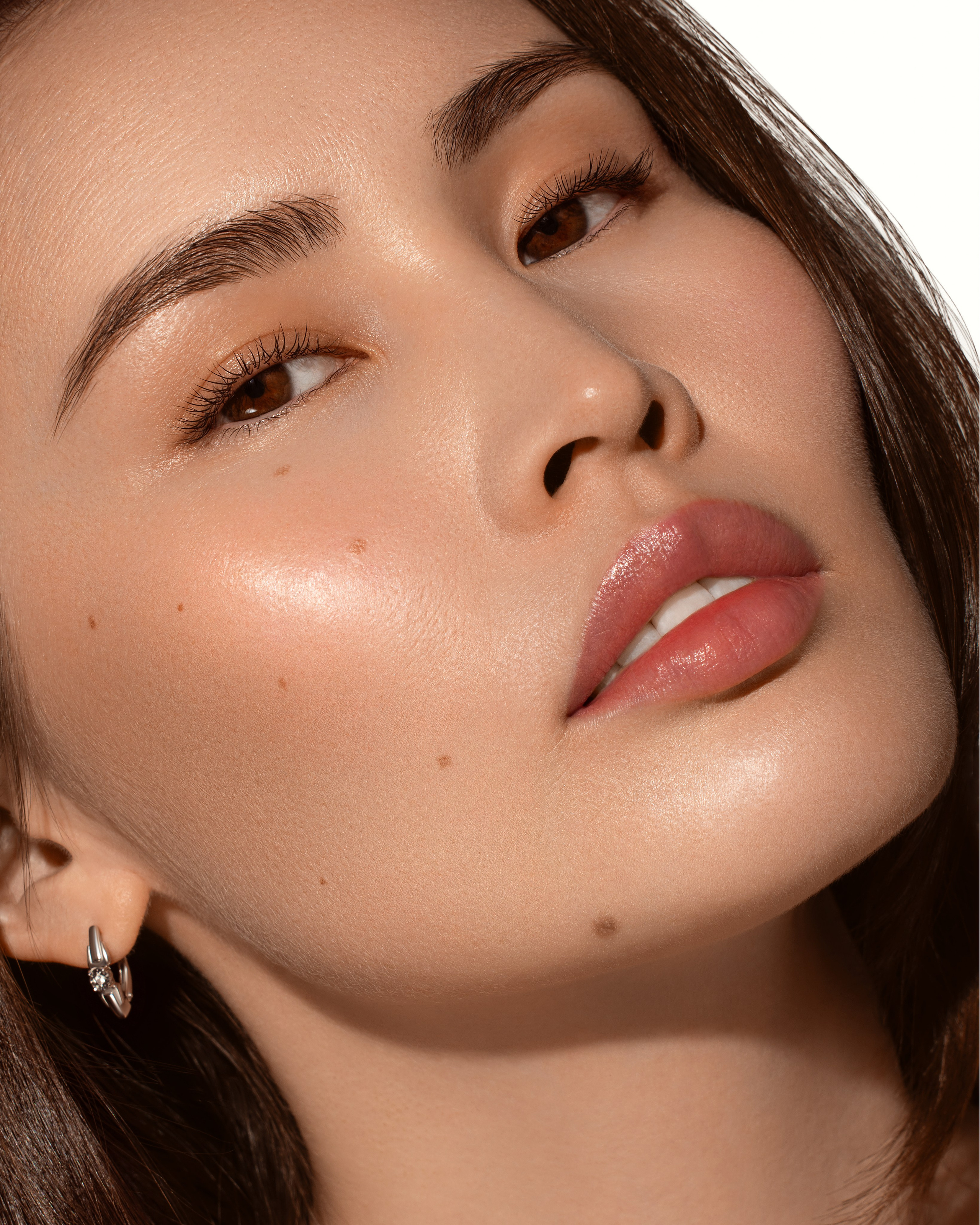 beauty retouching, portrait retouching, high-end skin retouch, natural skin texture, professional beauty retoucher, editorial retouching, retouching for photographers, makeup retouching, fashion photo editing, clean portrait retouch, commercial beauty retouching, realistic skin retouch