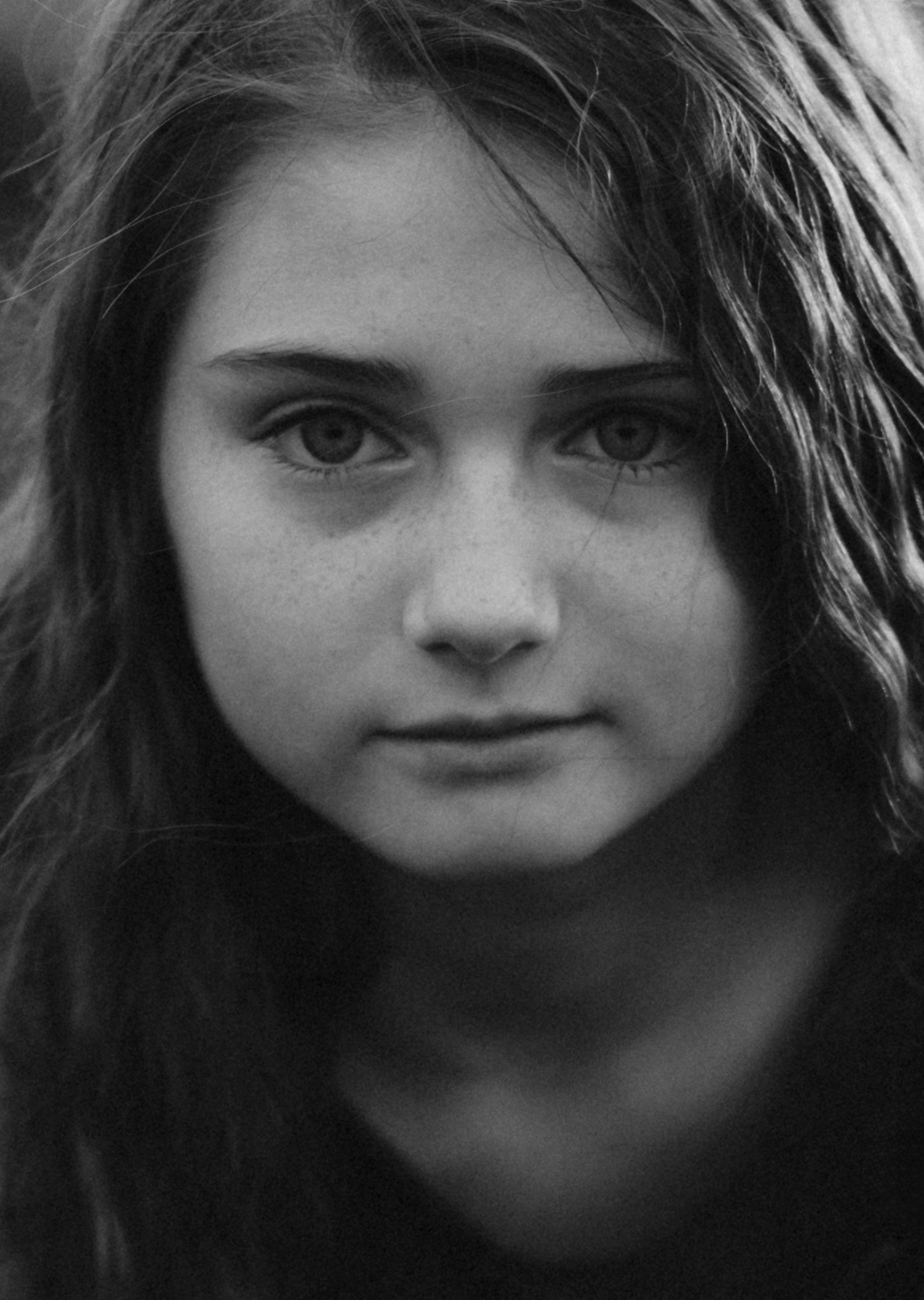 Junges Mädchen in einem Blumenfeld. Schwarz-weiß Fotografie in Münster. Fotografin Viktoria Roschen