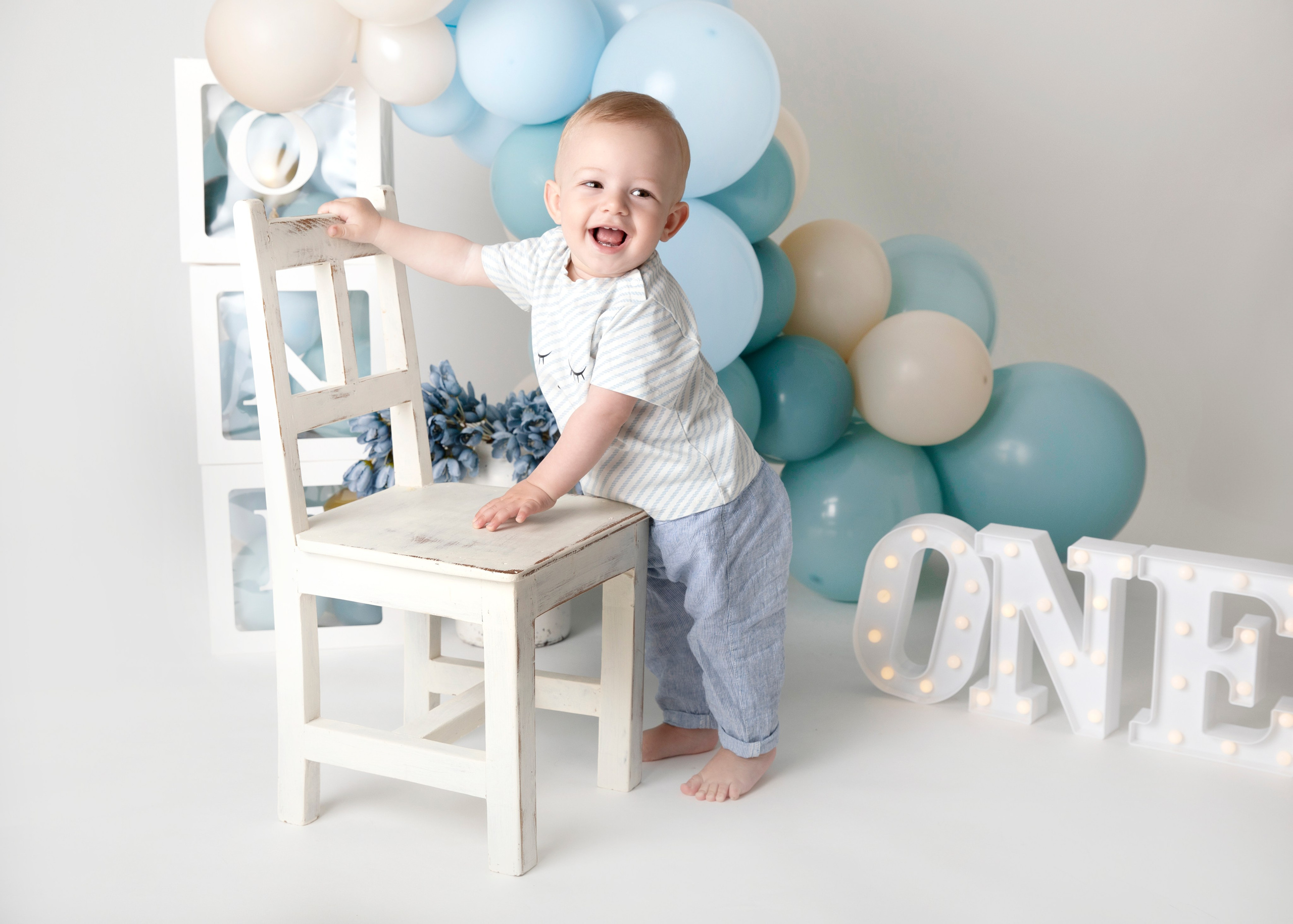 Fira ettårsdagen med en fotografisk fest, där vi fångar ditt barns glädje och de speciella stunderna på deras första födelsedag.