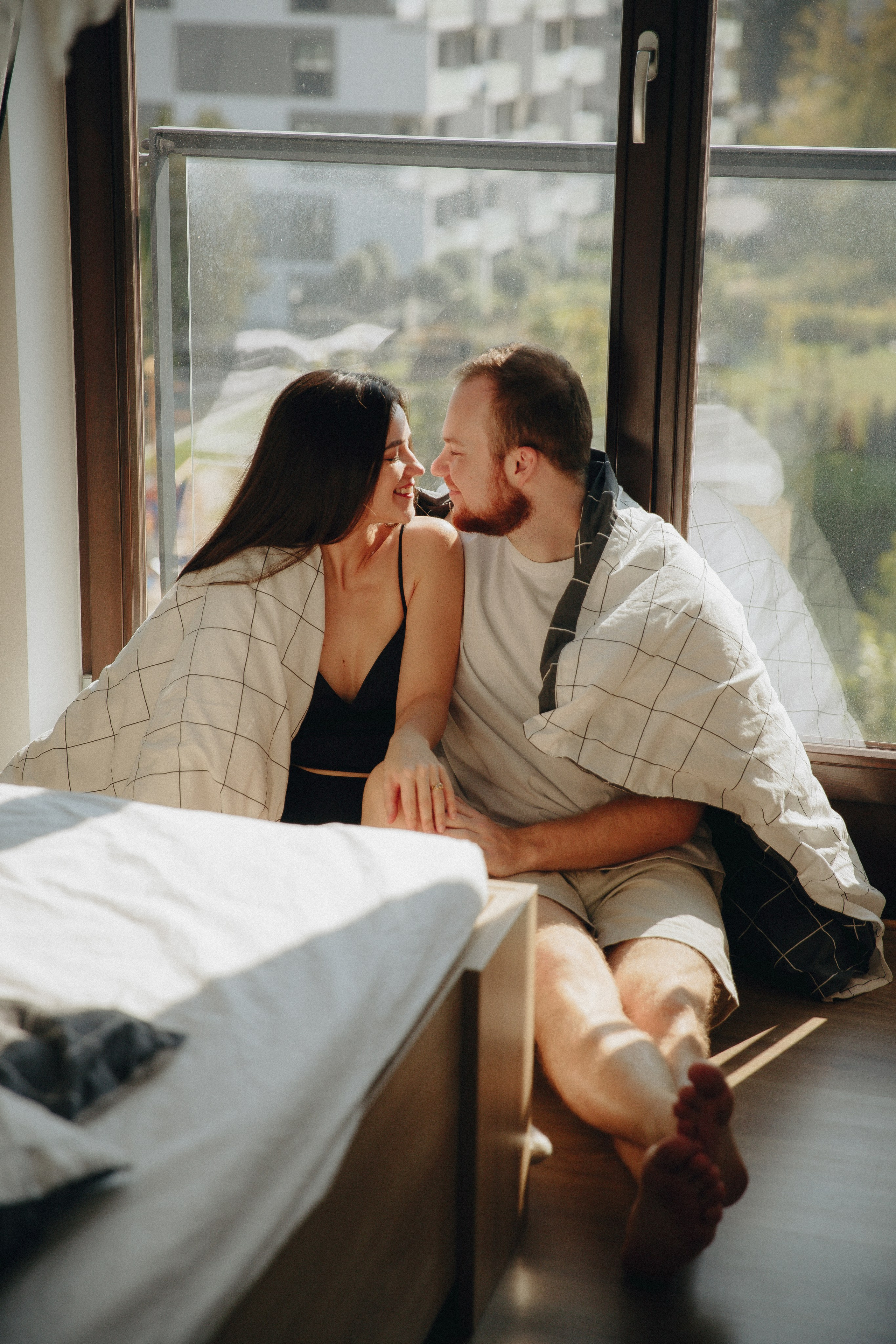 Anna+Andrew | At-home session. Photographer in Los Angeles. Julia Ishmuratova