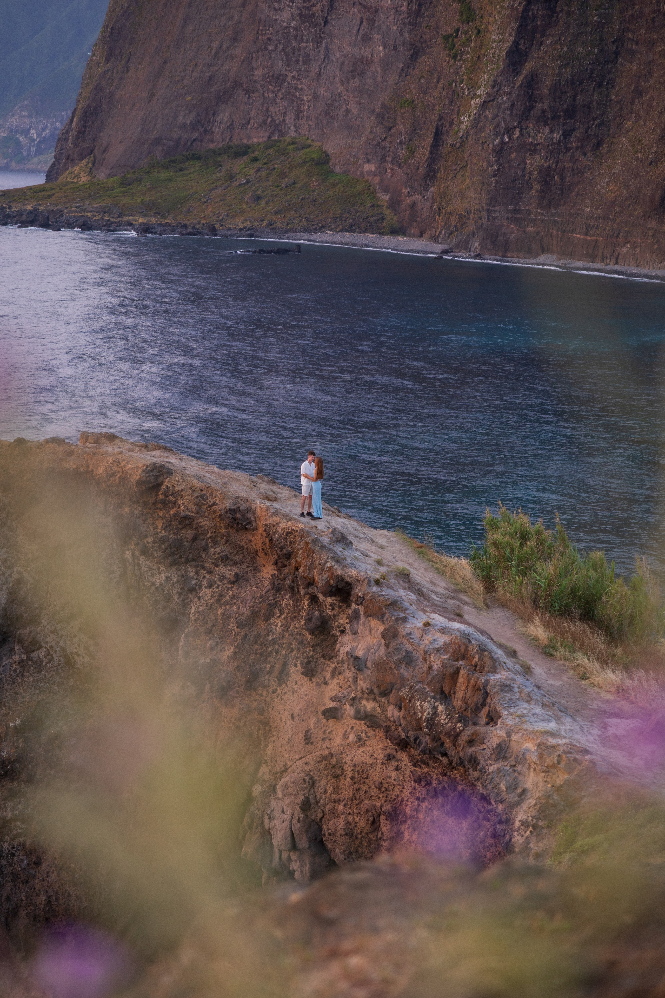 Couple photoshoot at Miradouro do Guindaste, Madeira. Madeira photographer for couples, proposals, elopements & weddings | Tatiana