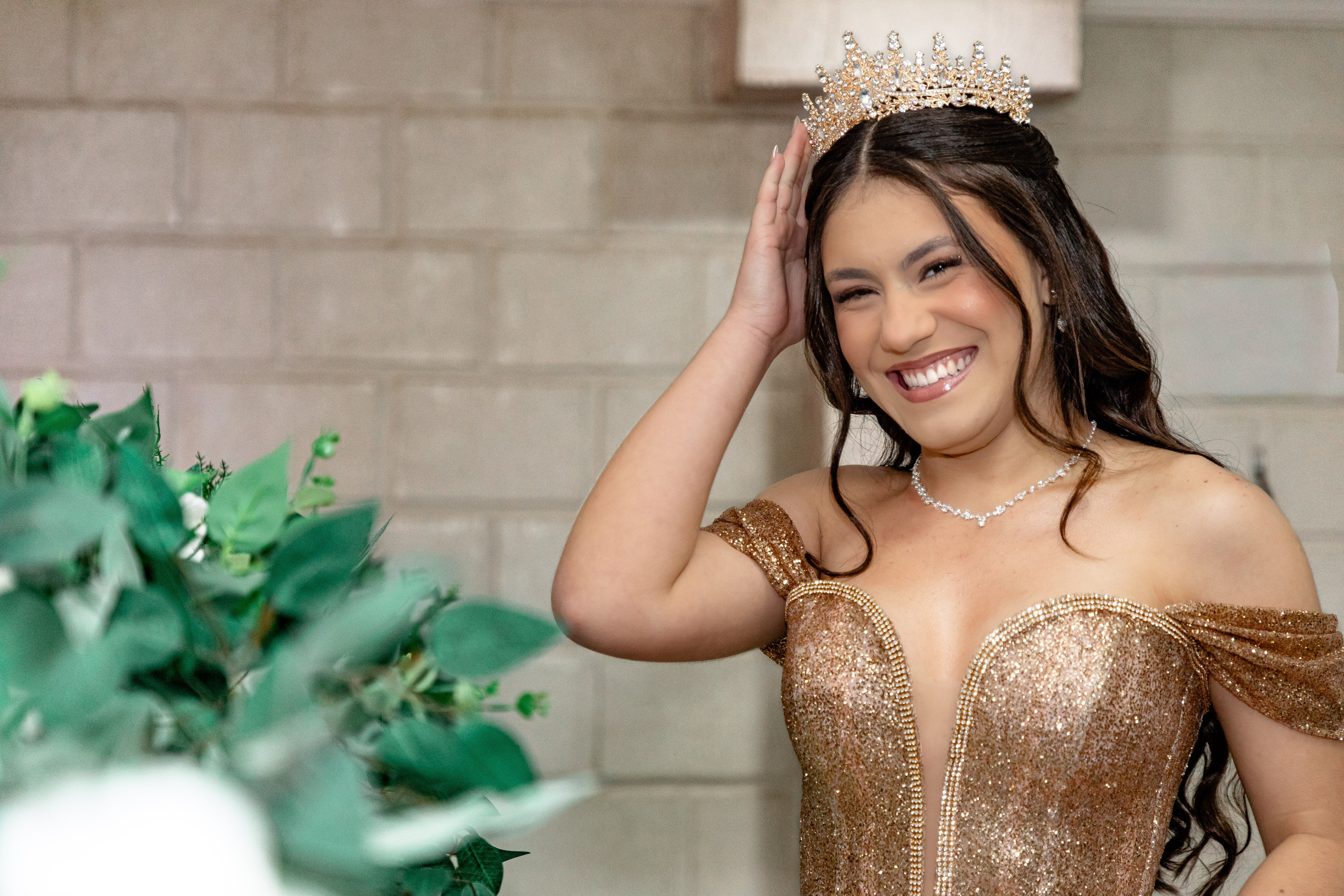 debutante sorrindo em uma bela foto em sua festa de 15 anos