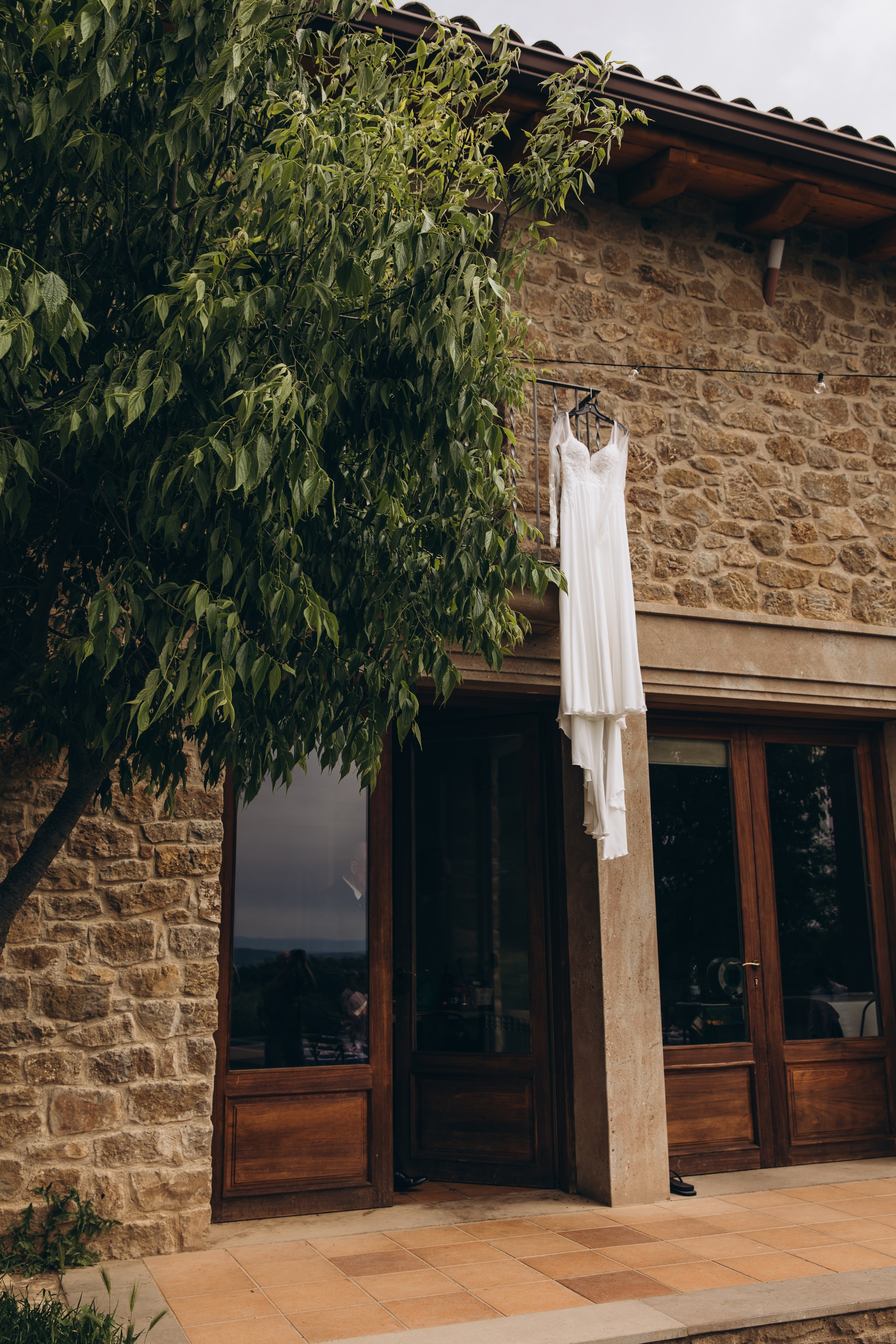 Bride walking in old streets of Barcelona – authentic wedding photo and video.