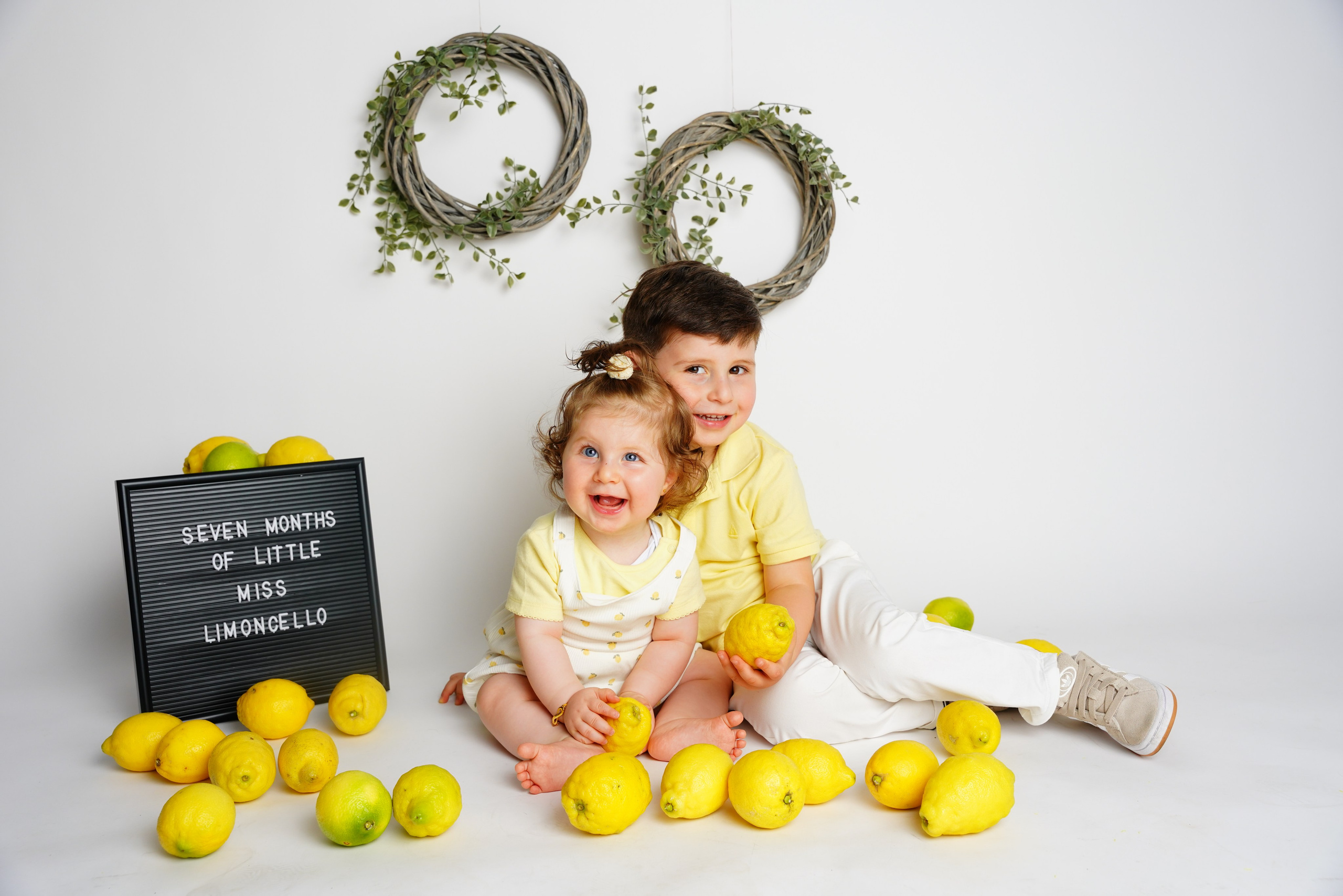 Zitronen-Fotoshooting. Neugeborenenfotografin und Retoucher in Augsburg Nastassia Schneider