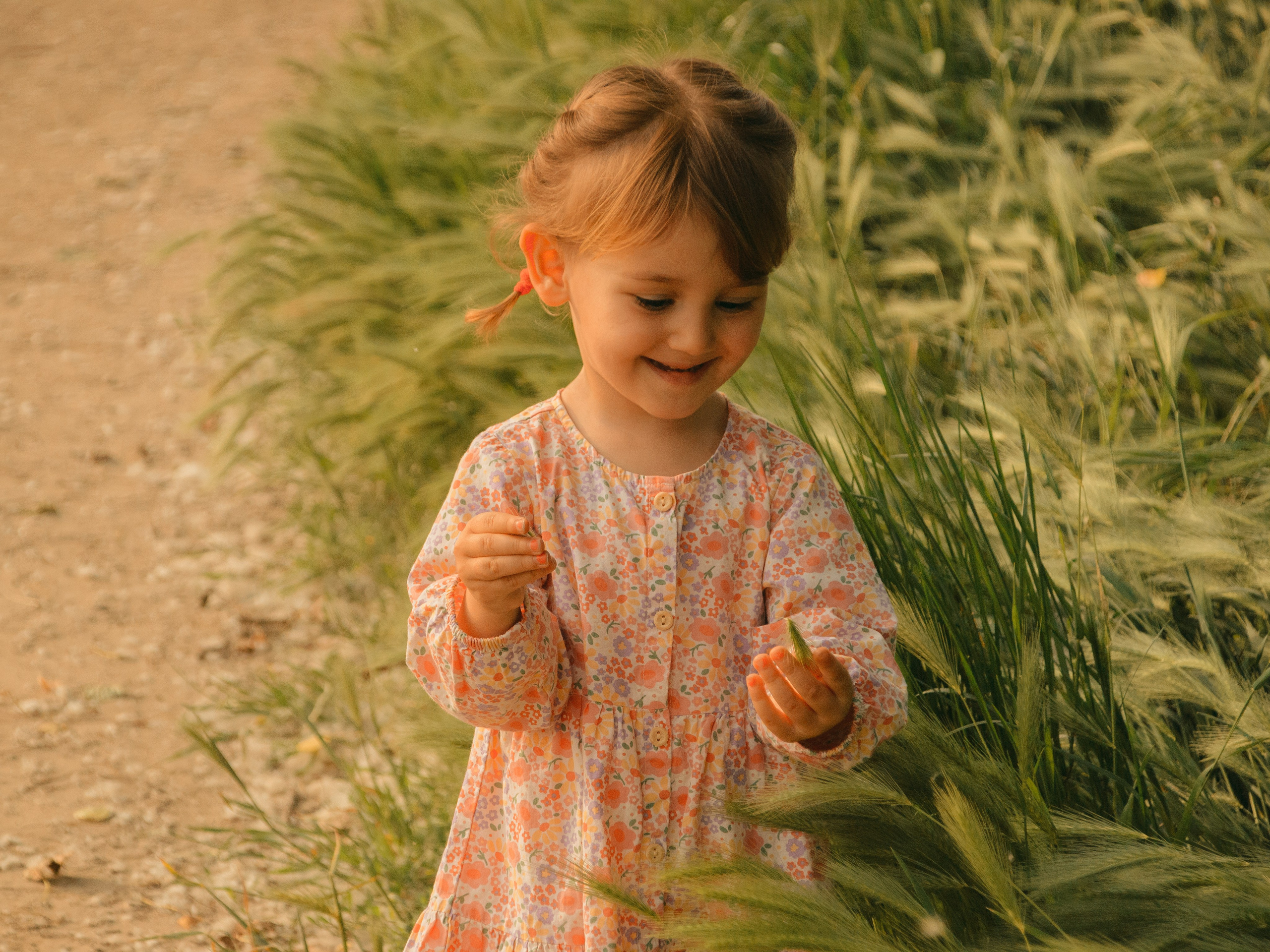 Beautiful little girl with flowers in Milan. Photographer Milan