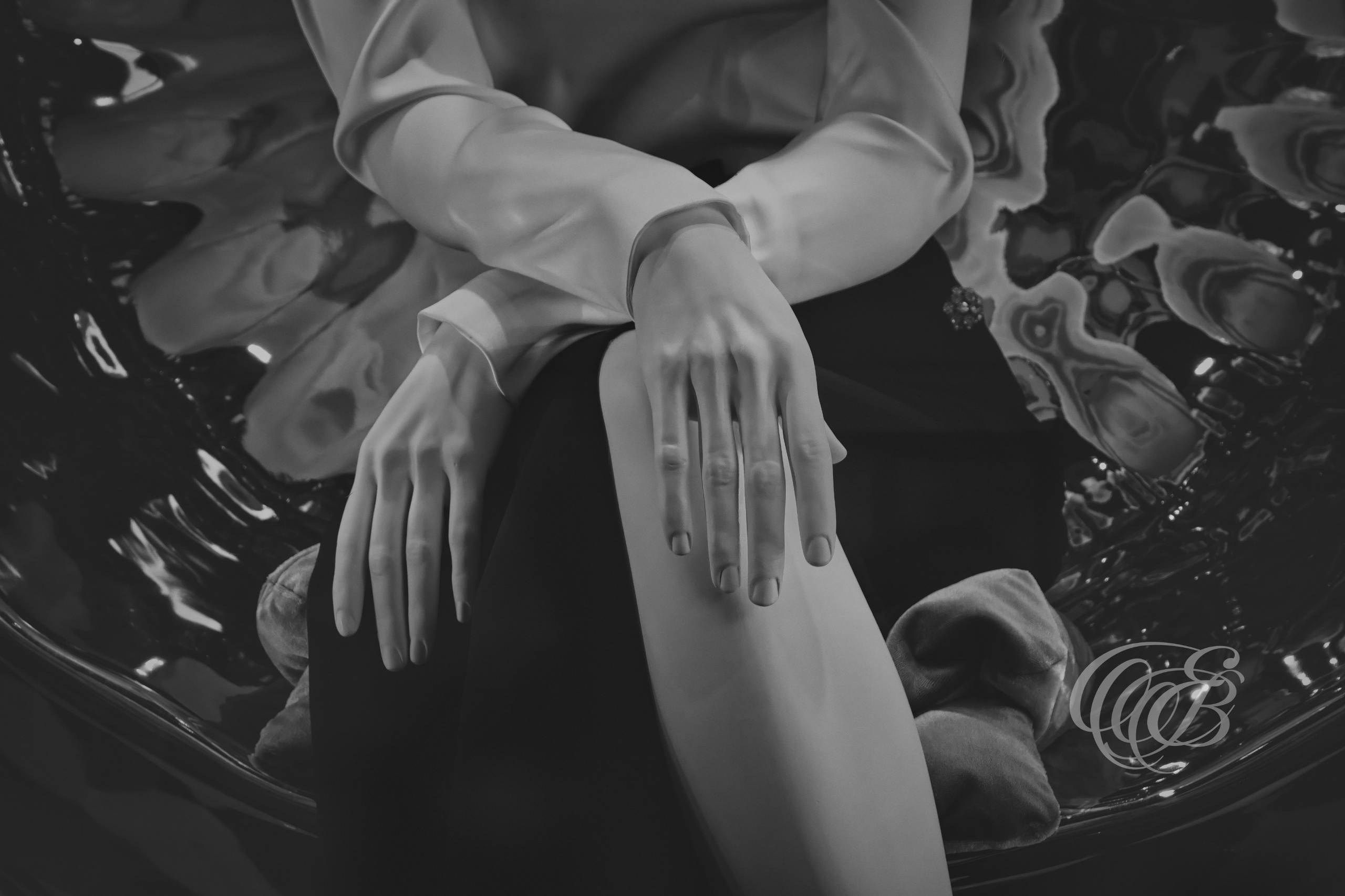 Florence Italy - Prada Window Display - Hands - B&W - B&W Matte - Eduardo Bartoli Fine Art Photography – Black-and-white matte photo of mannequin hands with a manneristic pose, captured through a Prada shop window in Florence, Italy.