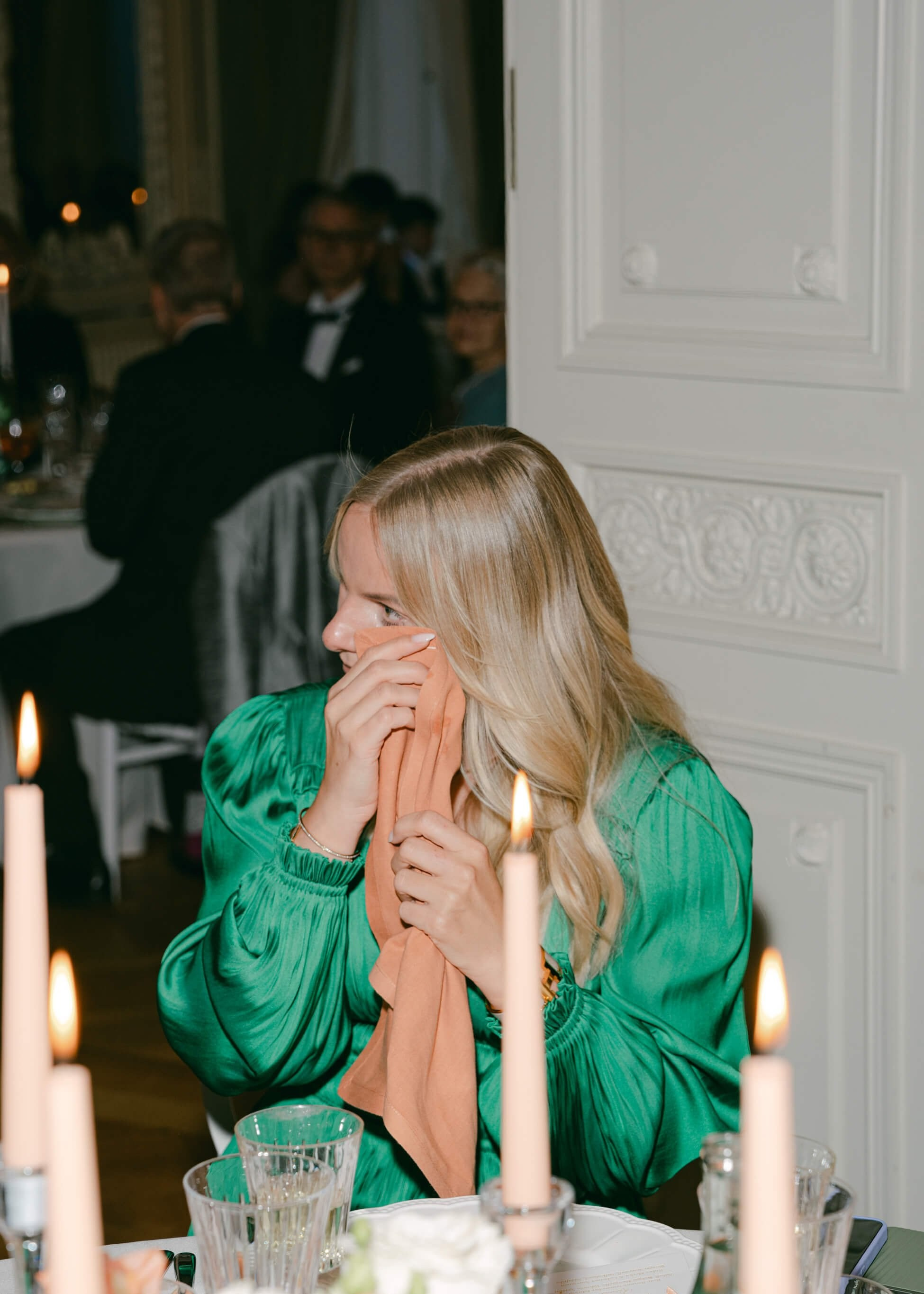 Wedding guest in emerald green evening dress, black tie wedding reception Villa Rothschild Frankfurt