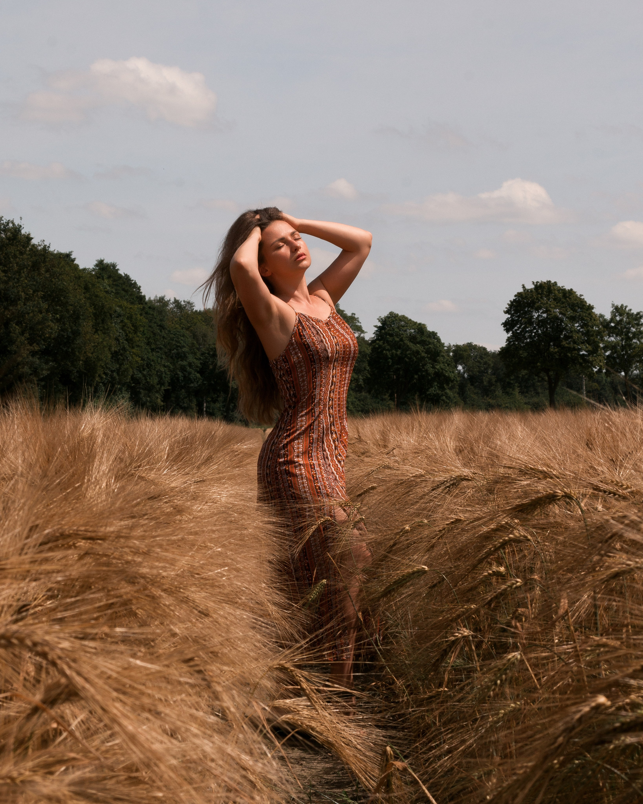 Porträt mit warmen Erdtönen – Anastasia im braunen Kleid im Weizenfeld