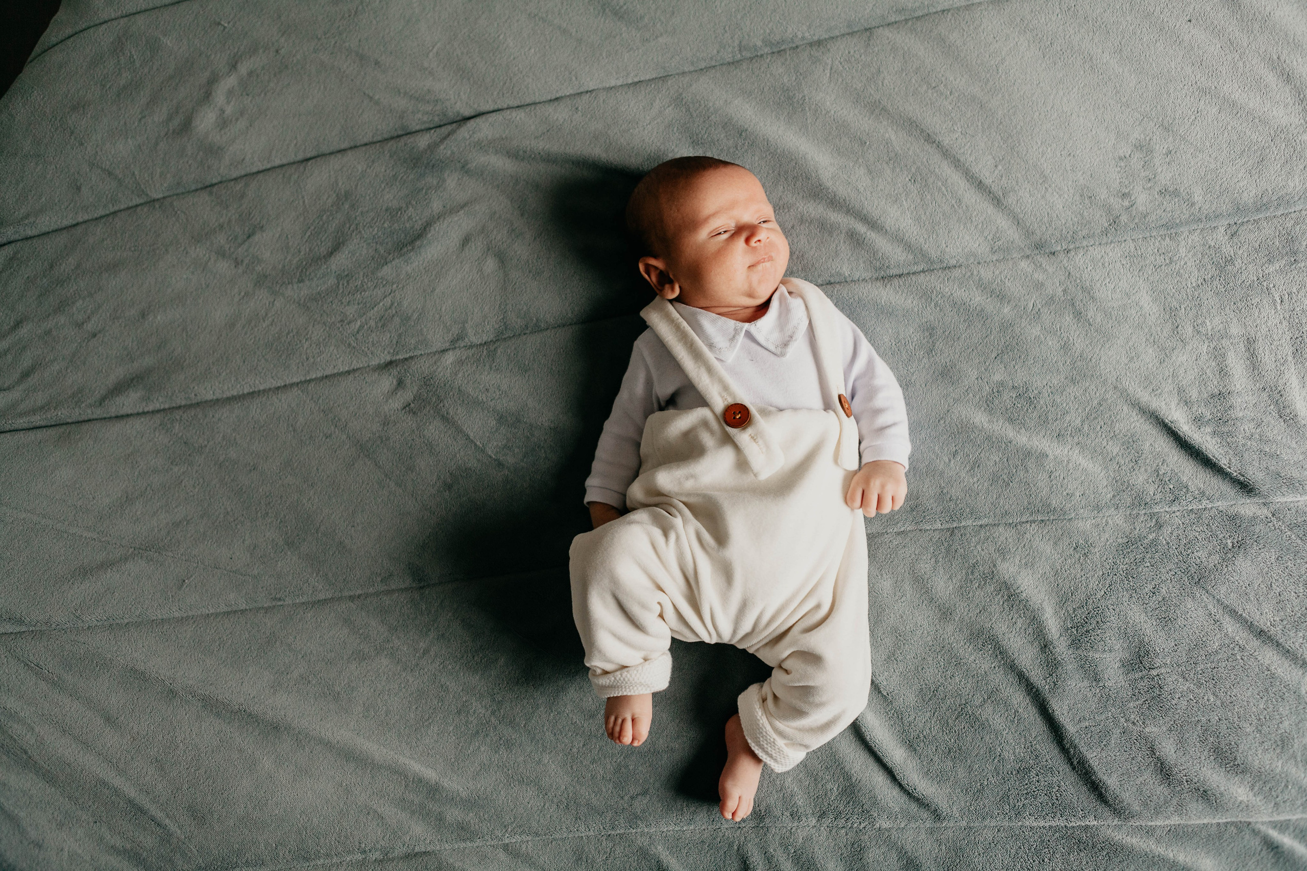 Bebê em casa. Fotógrafa de família