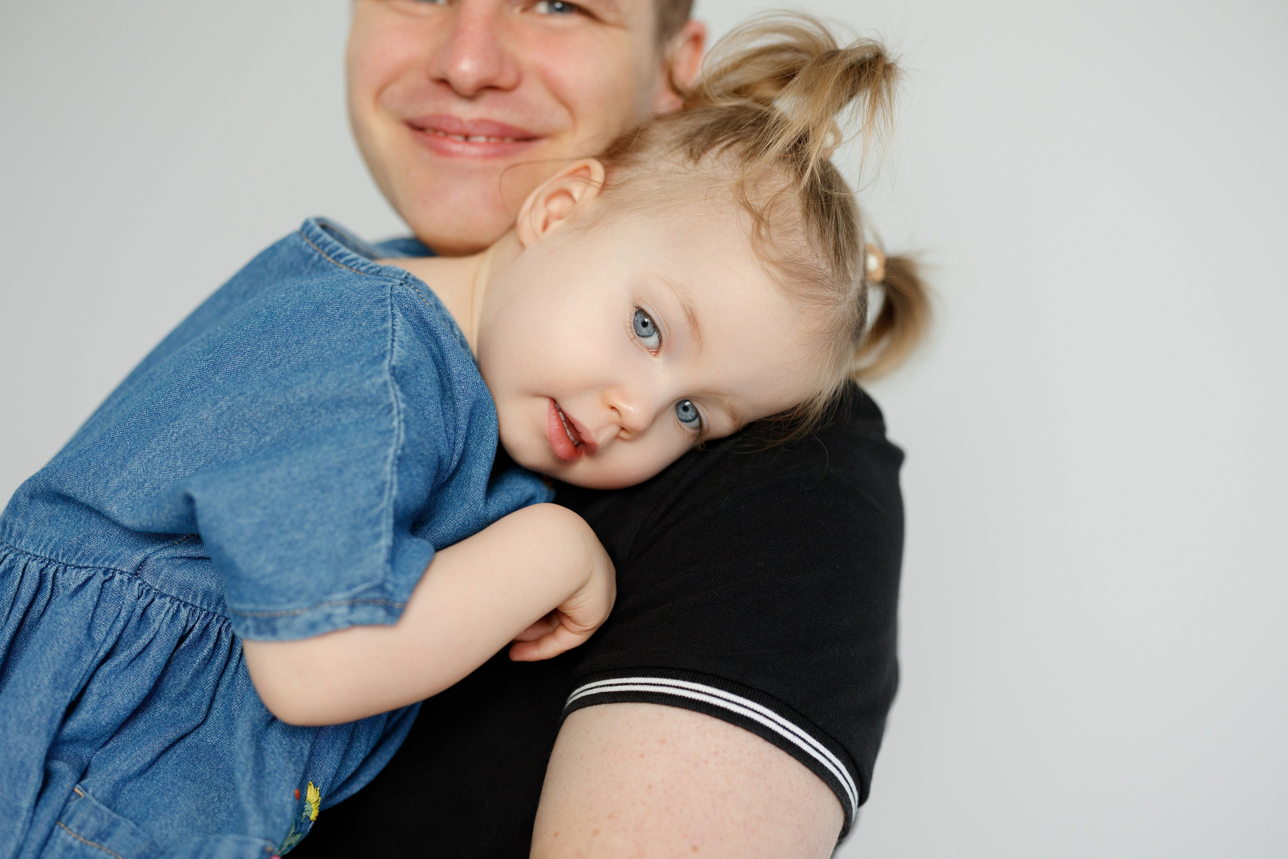 Ședință Foto de Familie — Stil Minimalist pe Fundal Alb. Scarlat Photography