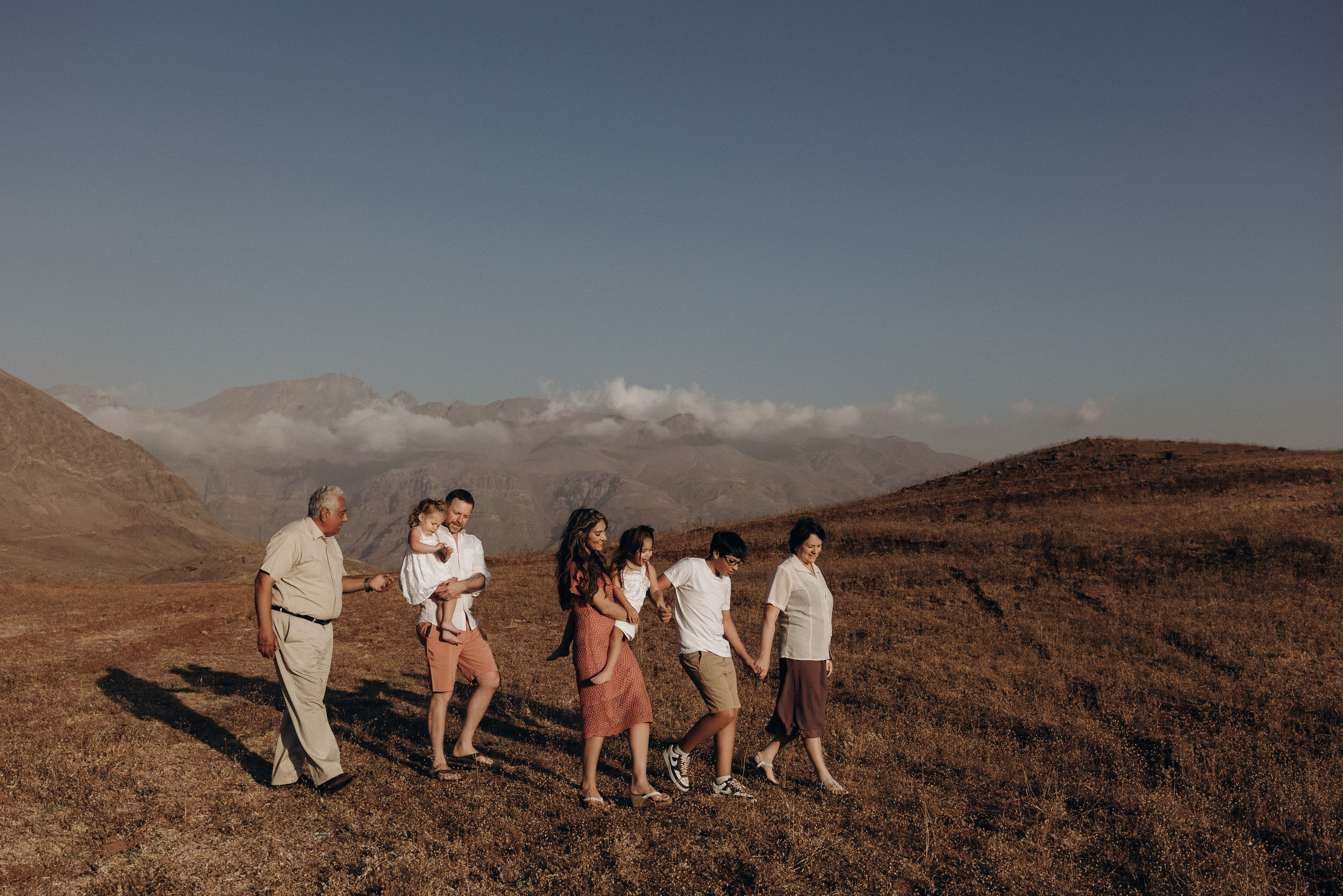 Family Photoshoot in the Mountains — Nature & Tenderness. Photographer in Santiago, Chile Anna Almazova