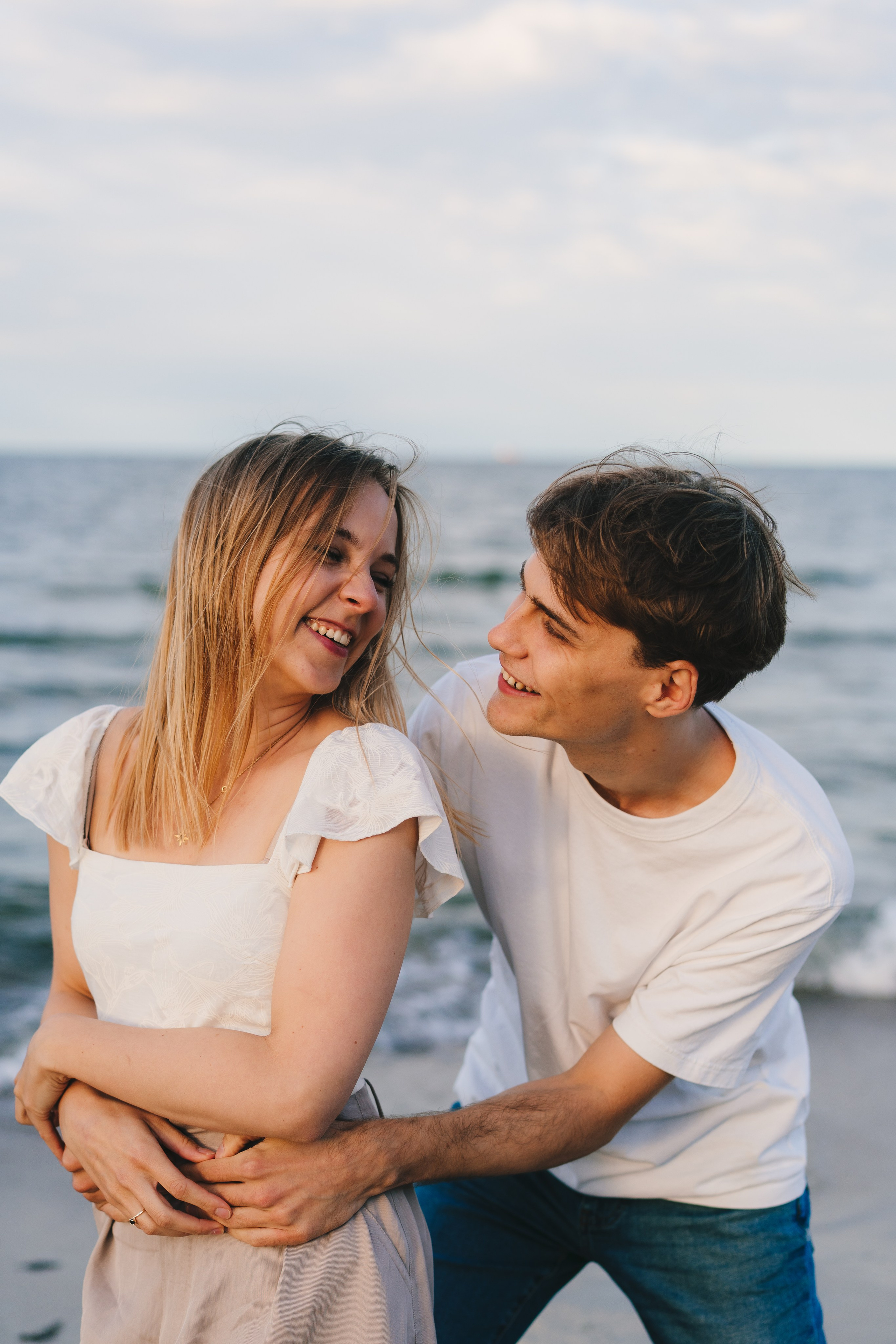 Gracjana i Damian, sesja narzeczeńska nad morzem. Fotograf ślubny & lifestyle Gdańsk, Karolina Baczewska