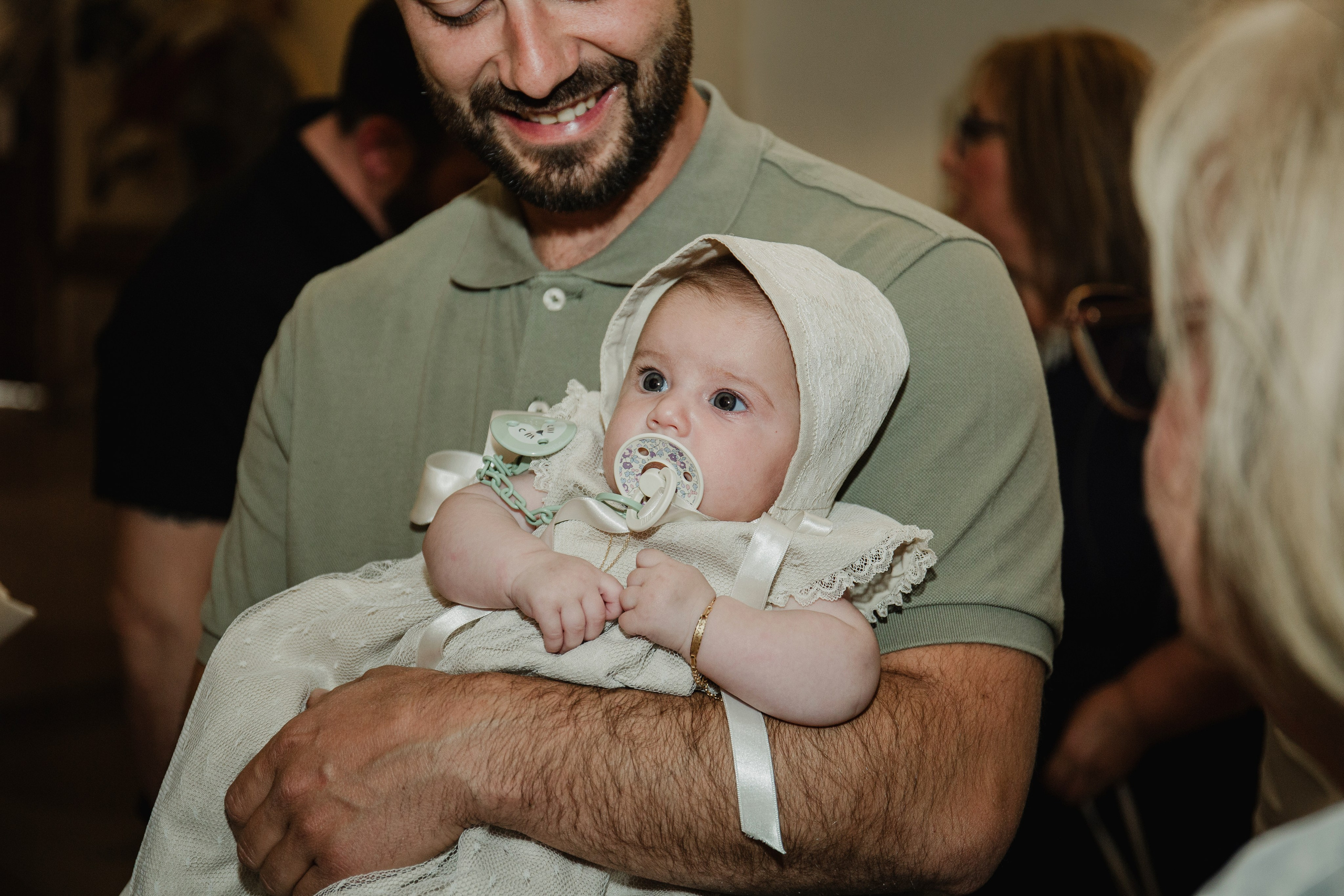 Retrato de bebé con traje de bautizo en estudio fotográfico Rainbox, Torrejón de Ardoz