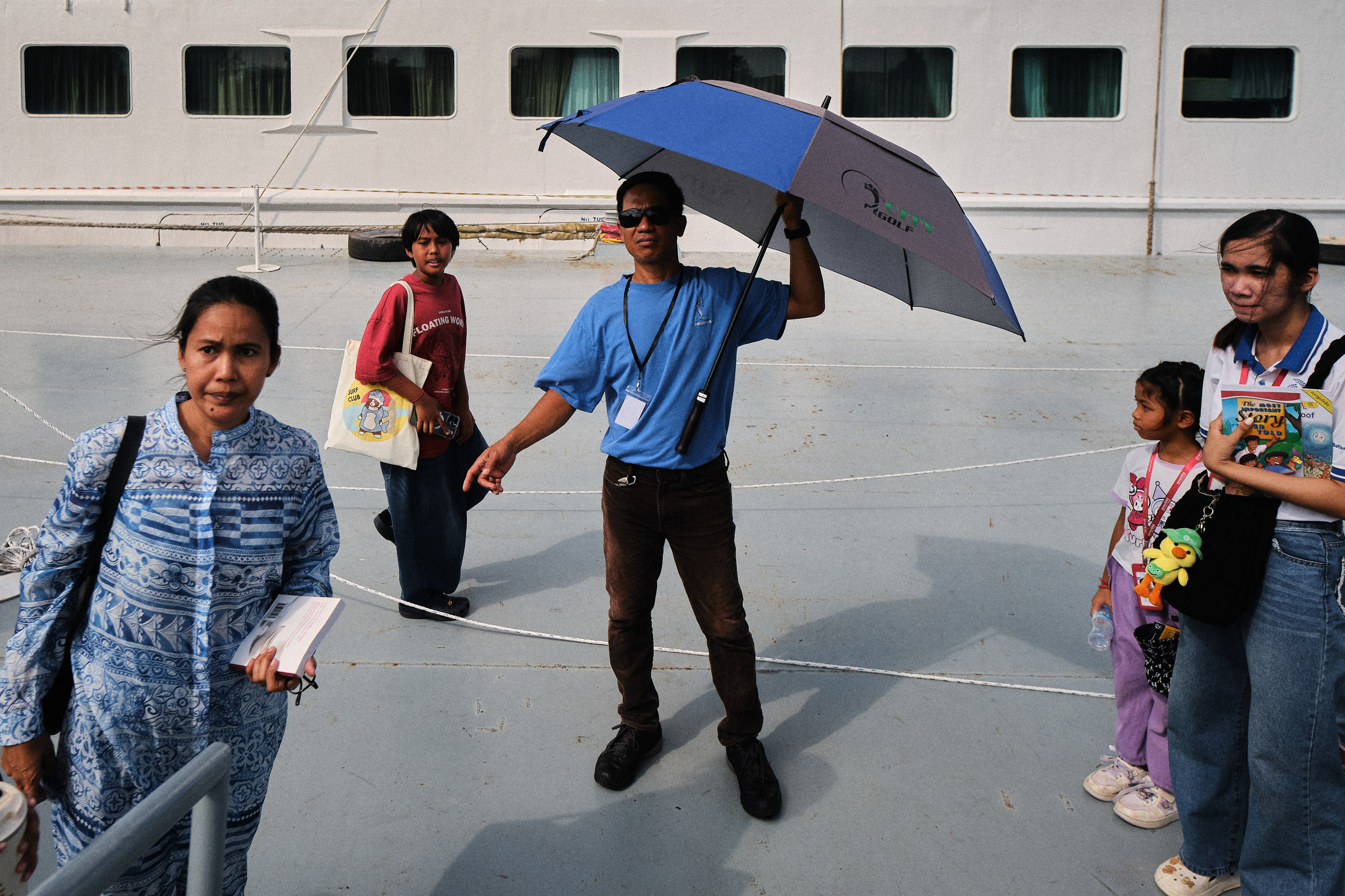 Street photo, Cambodia by Petr Nabutov