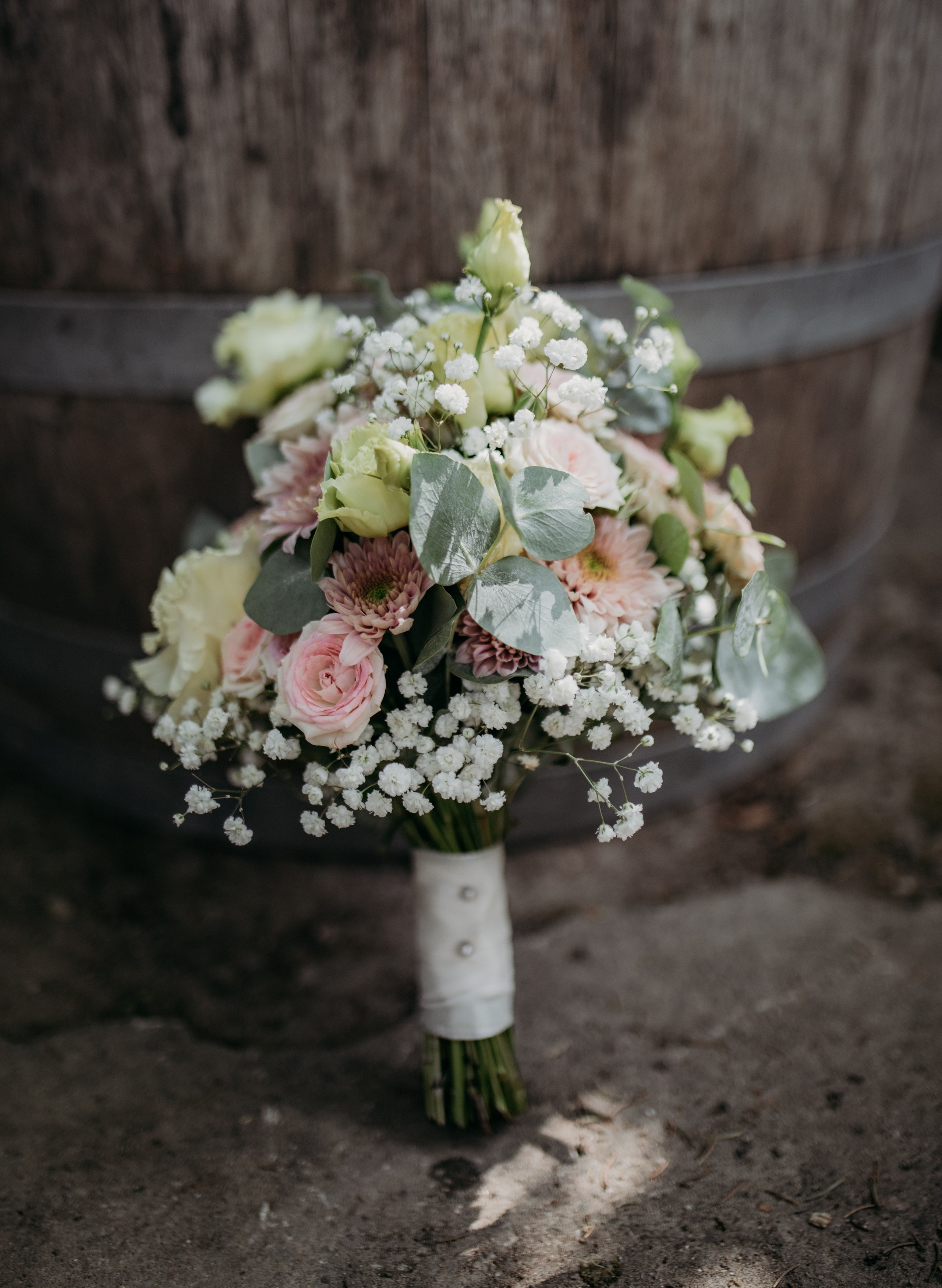 Feiner Brautstrauß in Pastelltönen – Hochzeitsvorbereitungen im Morrhof