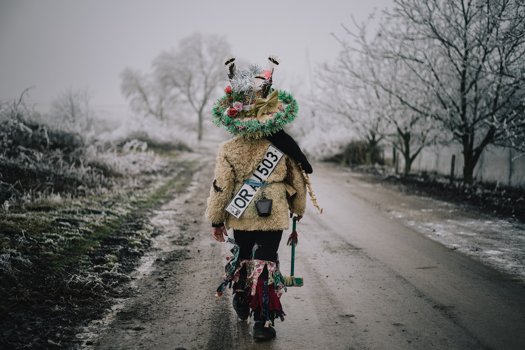 Malanca is a spectacular folk tradition, especially common in the communities of northern Moldova and Bukovina, with deep roots in New Year’s customs. It usually takes place on the night of December 31st to January 1st and marks the transition between years through a blend of folk theater, traditional costumes, music, dance, and humor.Participants – known as malancari – dress up as symbolic characters, often inspired by mythology, history, or rural life: death, the soldier, the bride, the bear, the gypsy, the devil, the old man, and many more. They go from house to house or take part in organized village parades, accompanied by drums, flutes, and distinctive sounds. The message behind it is to chase away evil and attract good fortune, fertility, and abundance in the new year.In some areas, Malanca has evolved into a true display of folk art, with groups preparing costumes, scripts, and music months in advance. It is an authentic way of preserving cultural identity and celebrating community spirit.