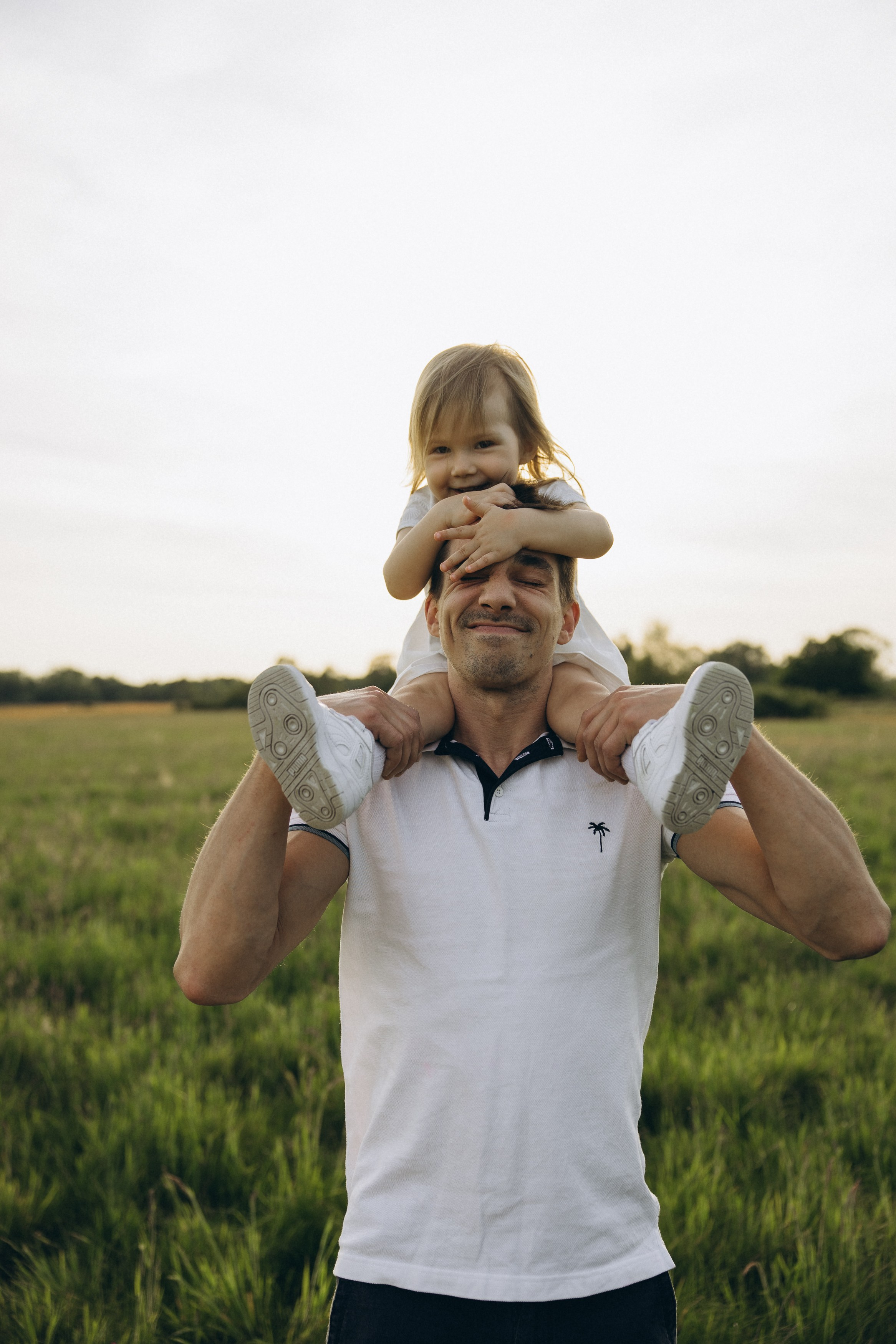 Familienshooting bei Sonnenuntergang. Familien & Hochzeitfotografin Nadja Holzmann