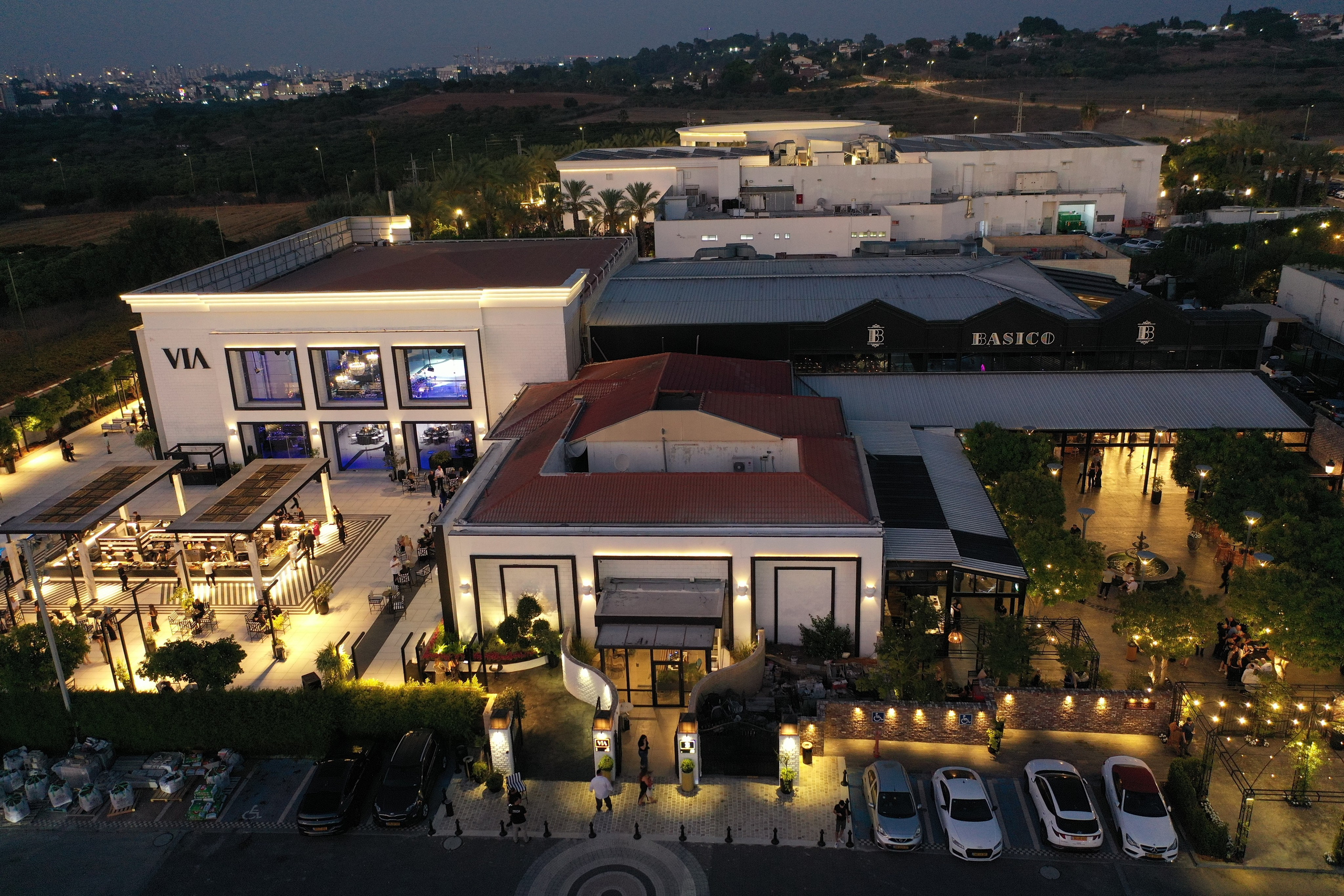 VIA / BASICO. Wedding and events photographers Studio Shalom