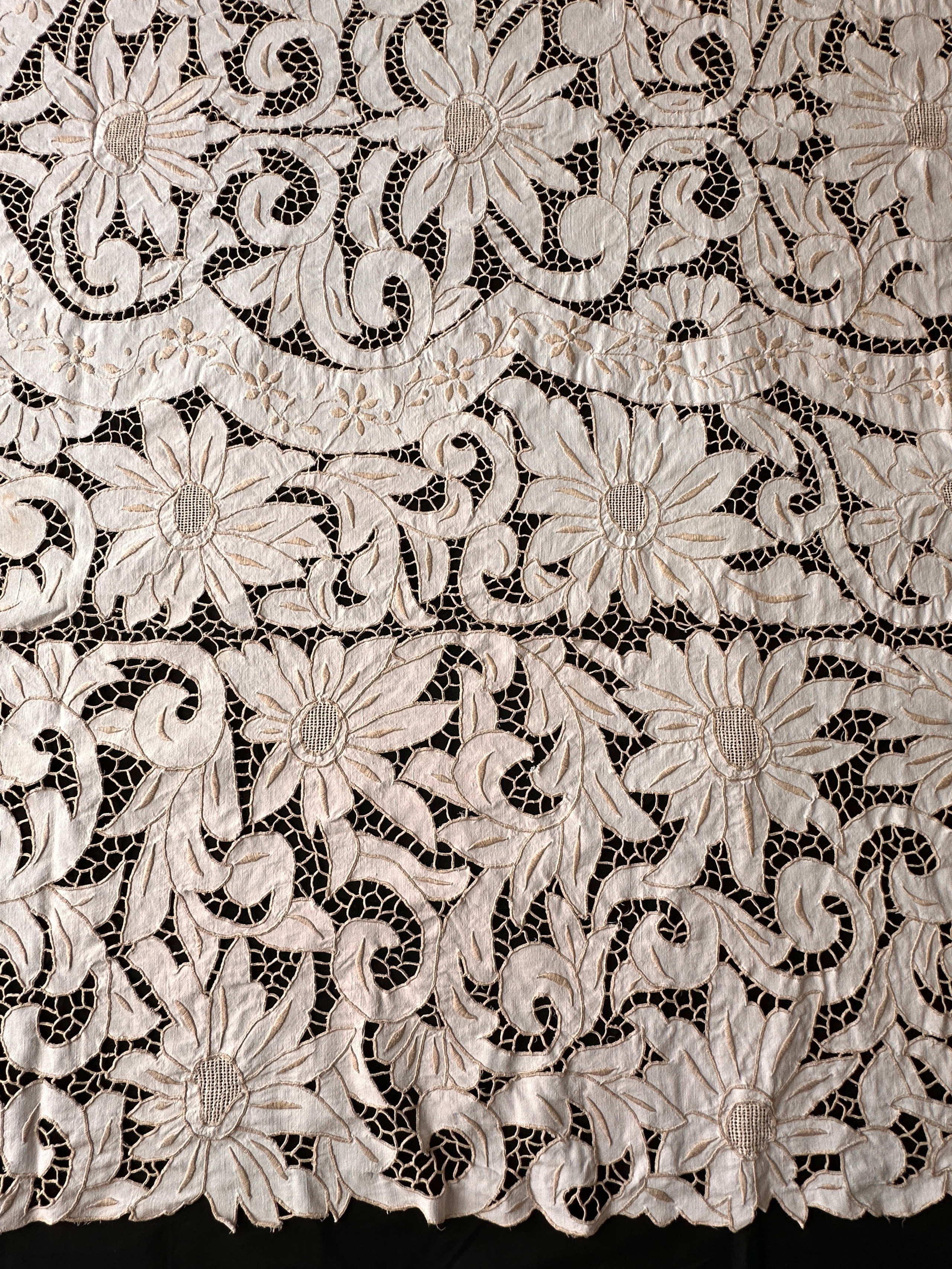 Textil1. Современнные и актикварные украшения в Барселоне, Москве и Санкт-Петербурге