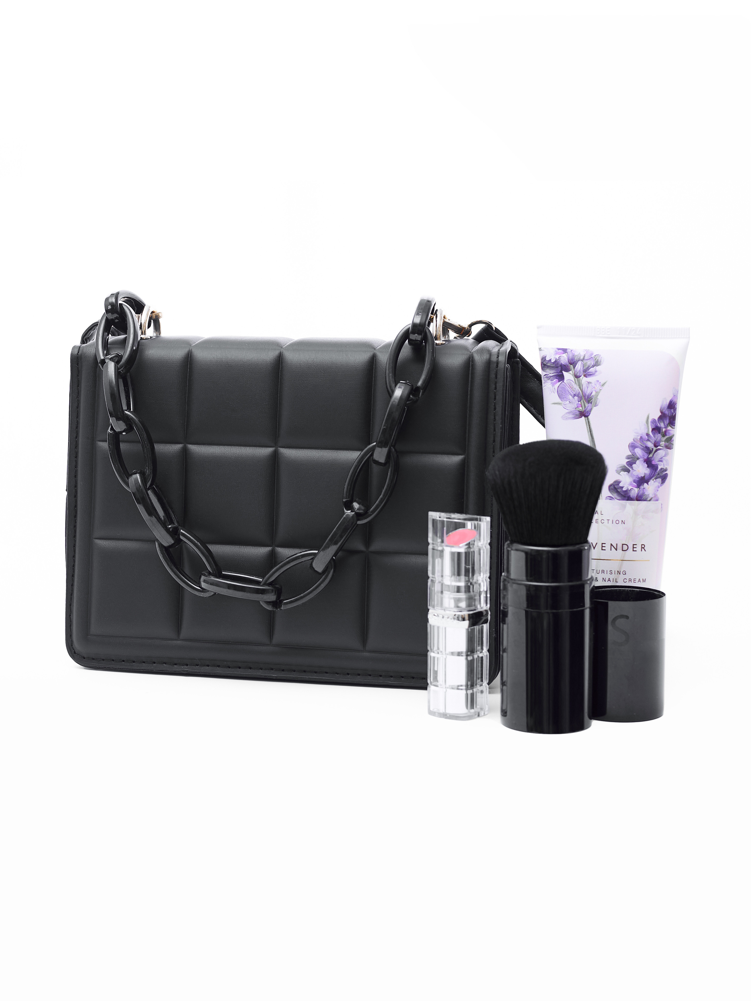 bolso negro con cosméticos fotografía de producto