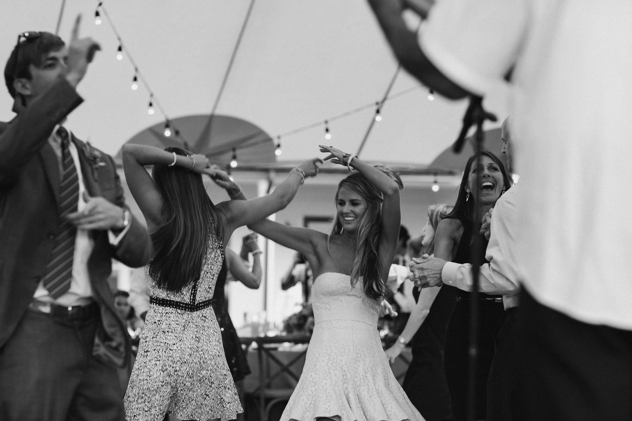 Фотограф в Ирландии Дублин свадьба гости танцы девушки улыбка смех фотки топ свадебных фотографов