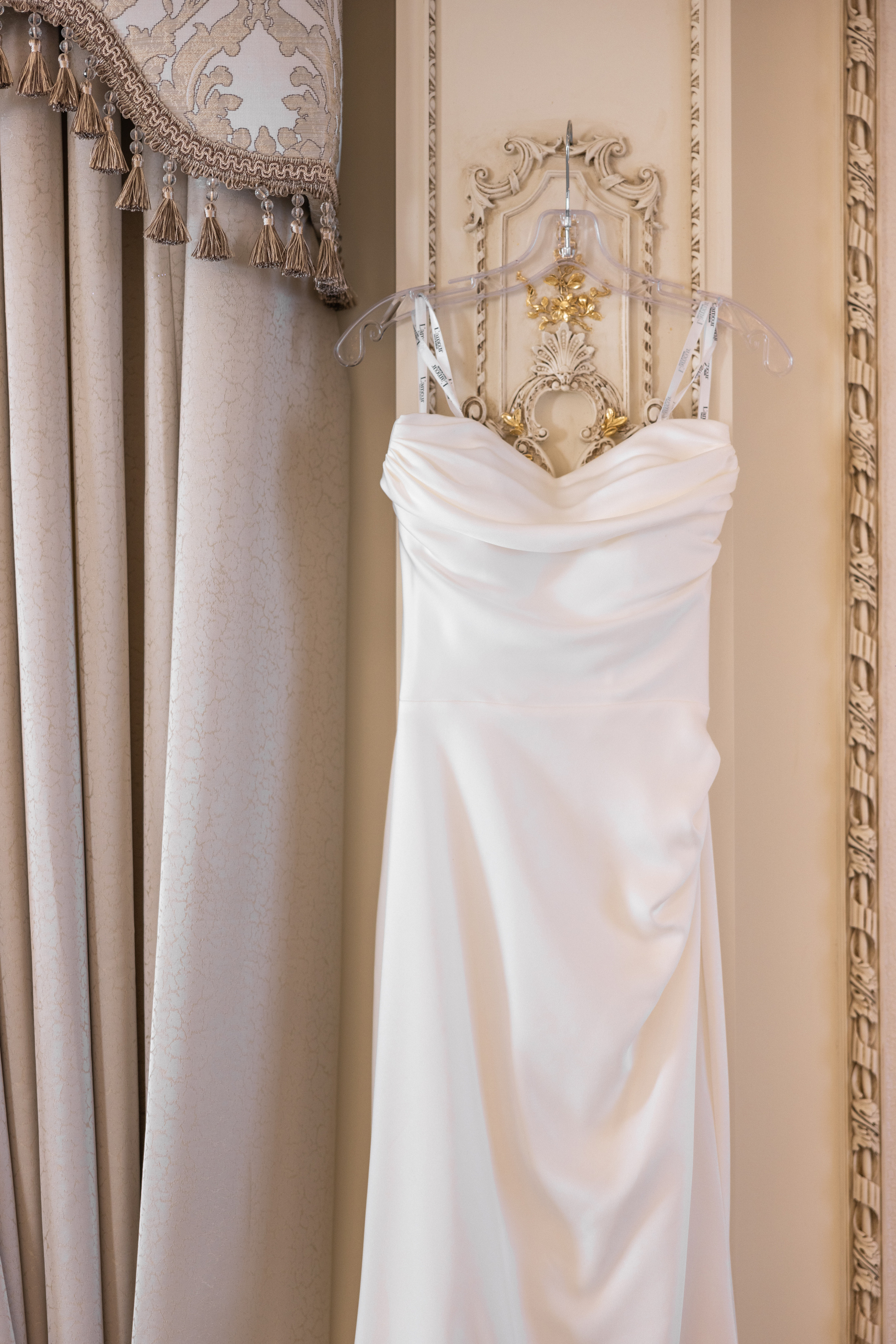 Ester & Conner. Wedding and Event photography, Kisses + Veil