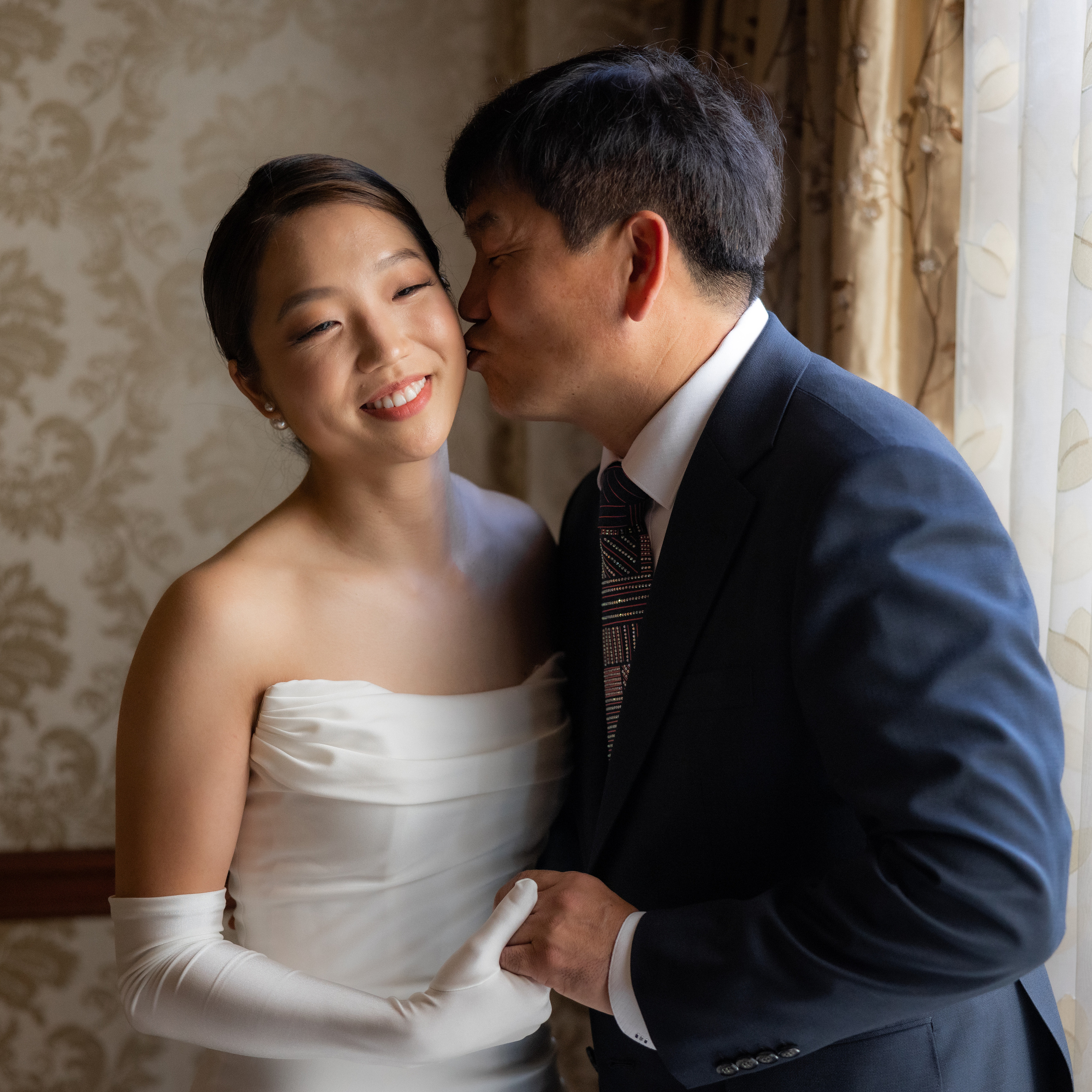 Ester & Conner. Wedding and Event photography, Kisses + Veil
