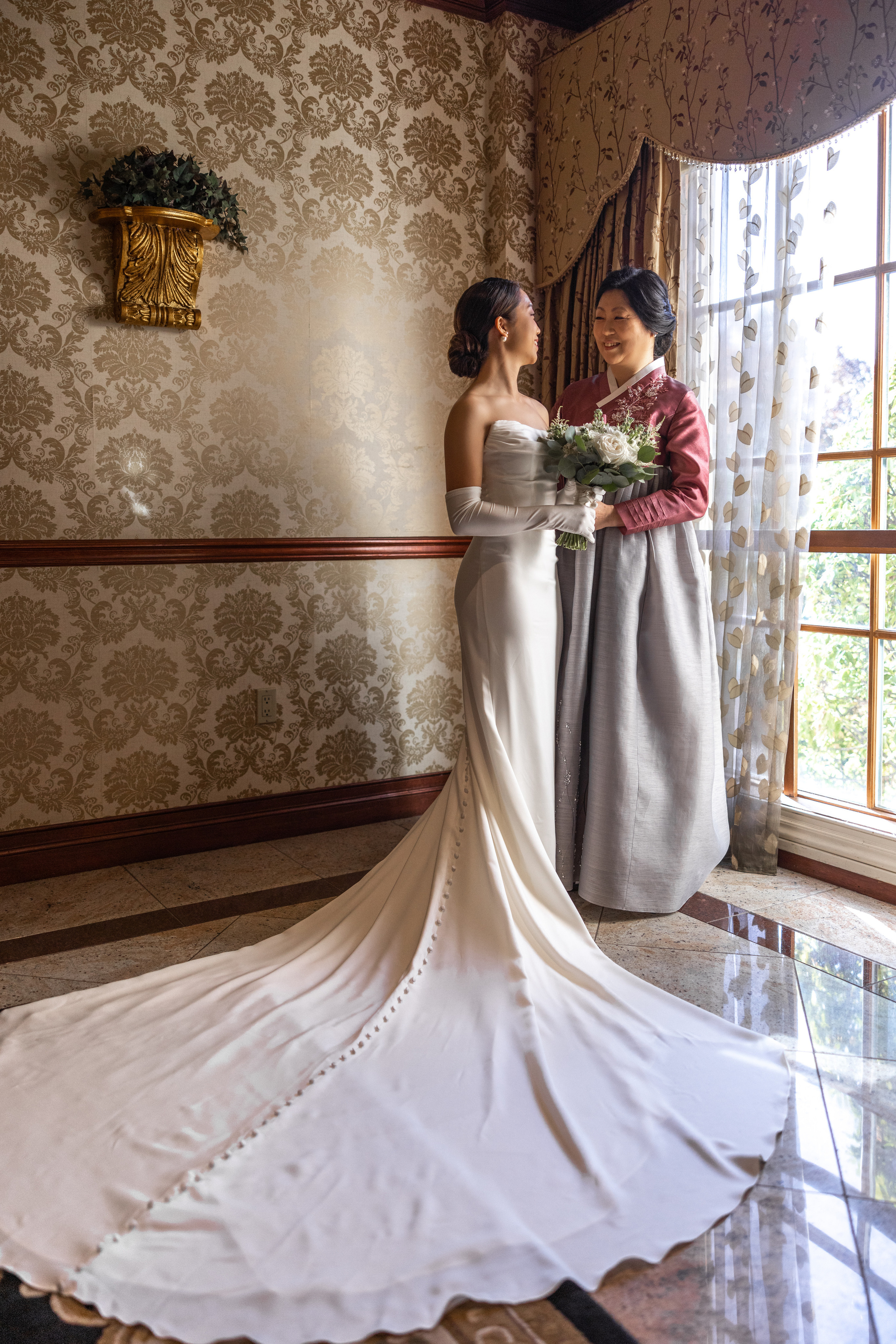 Ester & Conner. Wedding and Event photography, Kisses + Veil