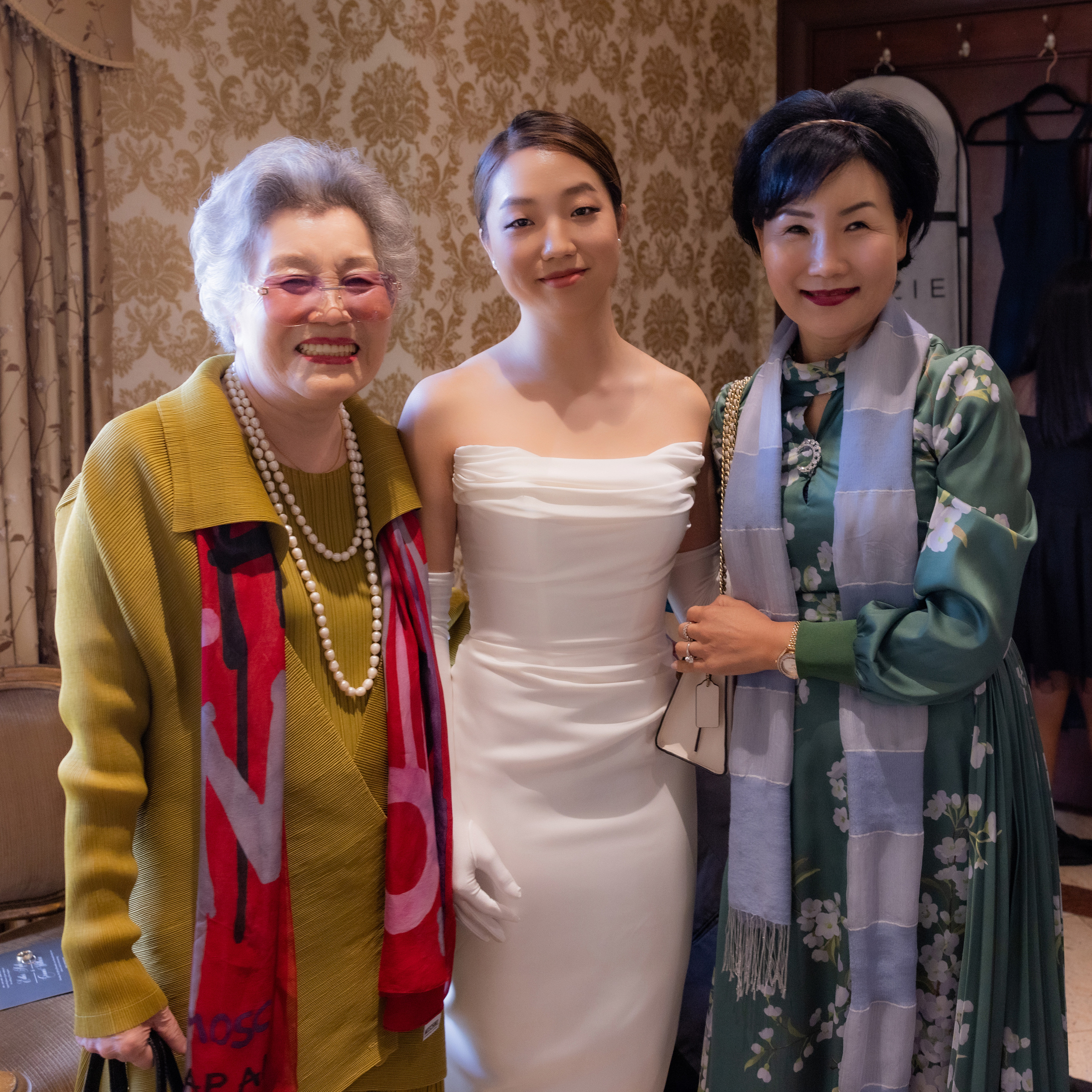 Ester & Conner. Wedding and Event photography, Kisses + Veil