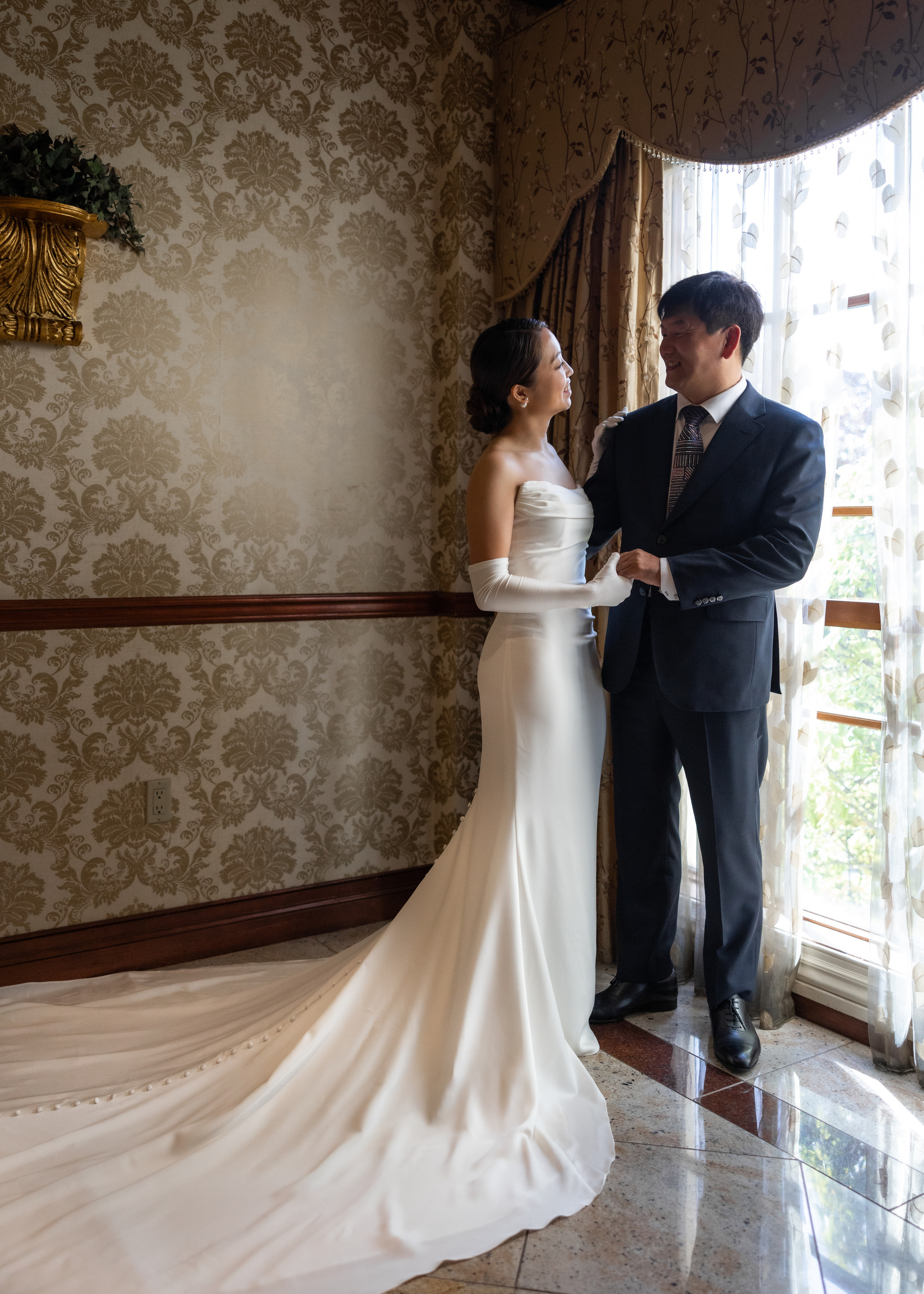 Ester & Conner. Wedding and Event photography, Kisses + Veil