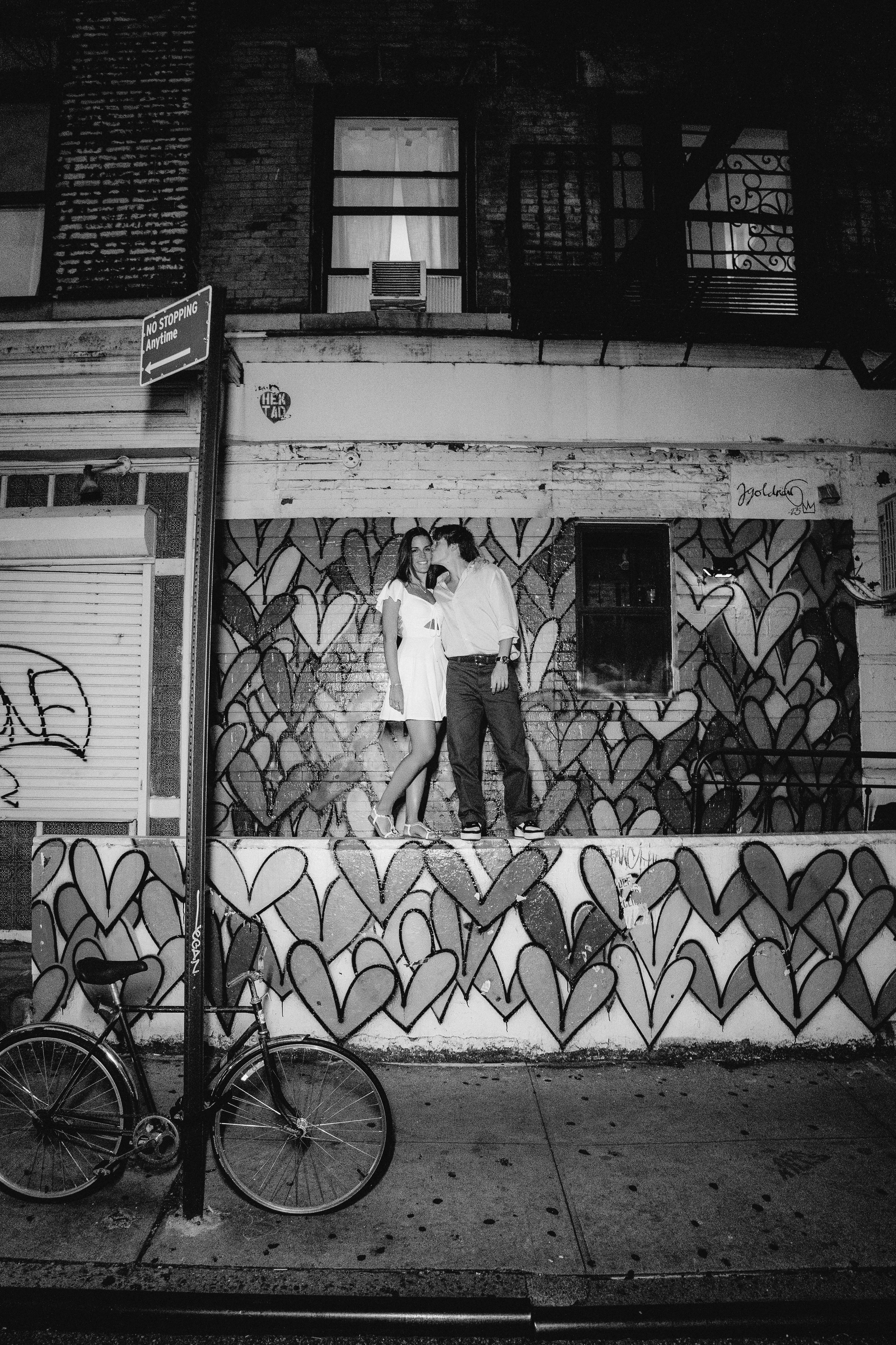 Couple in the night city. Videographer and photographer in New York // MAKAROV.VIDEO