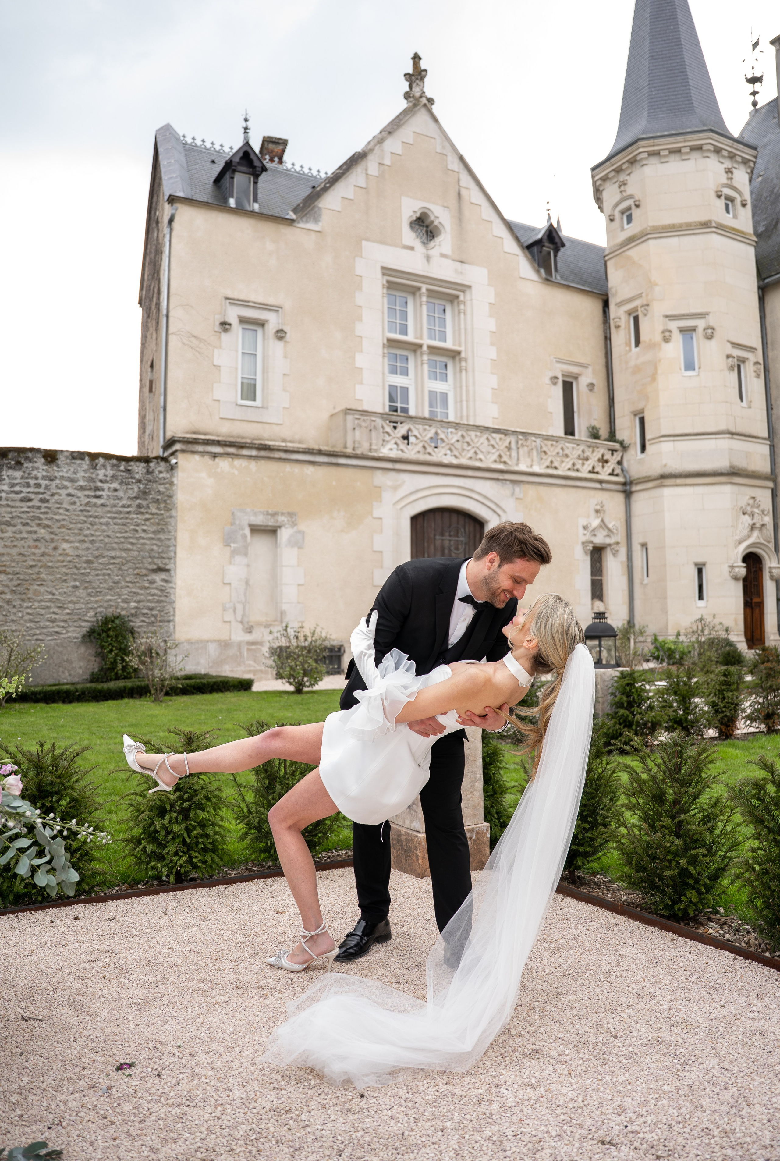 Chateau elopement inspiration. Wedding photographer in Paris Oksana Shum