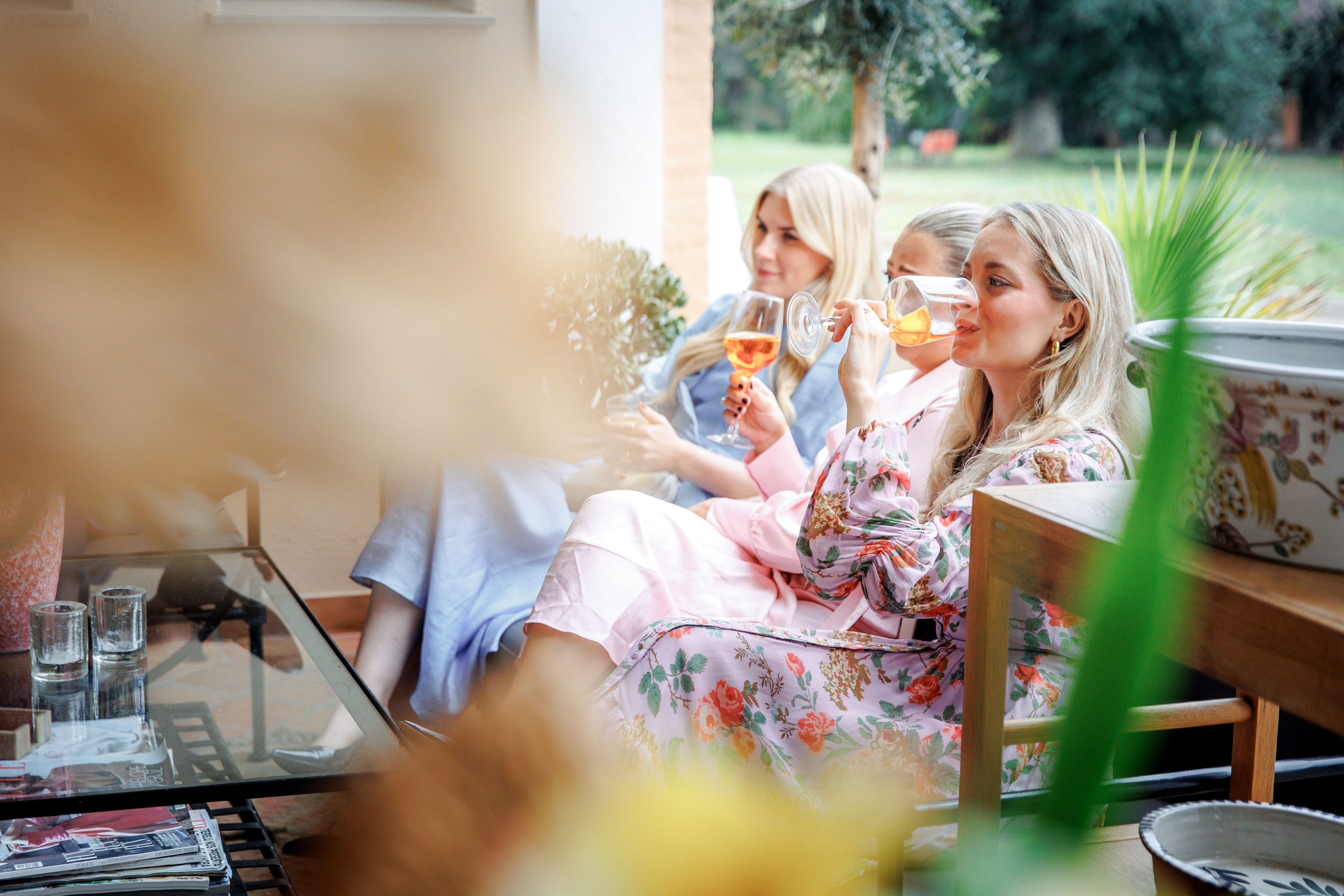 Wedding guests enjoy the drinks before the wedding dinner in the garden of a historic wedding venue in Spain.  