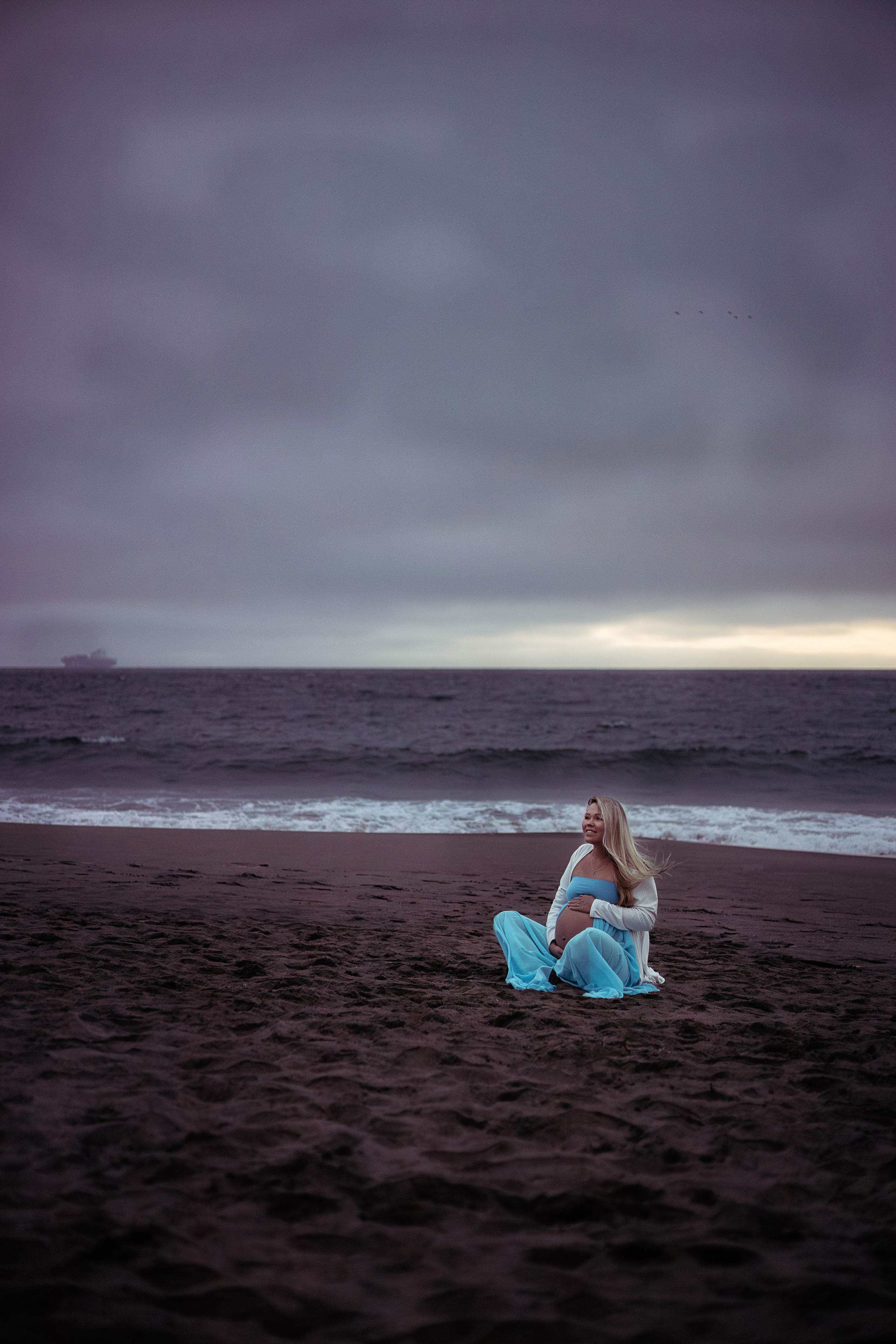 Ocean pregnancy photo shoot. Bay Area Photographer: family, maternity, love story, wedding