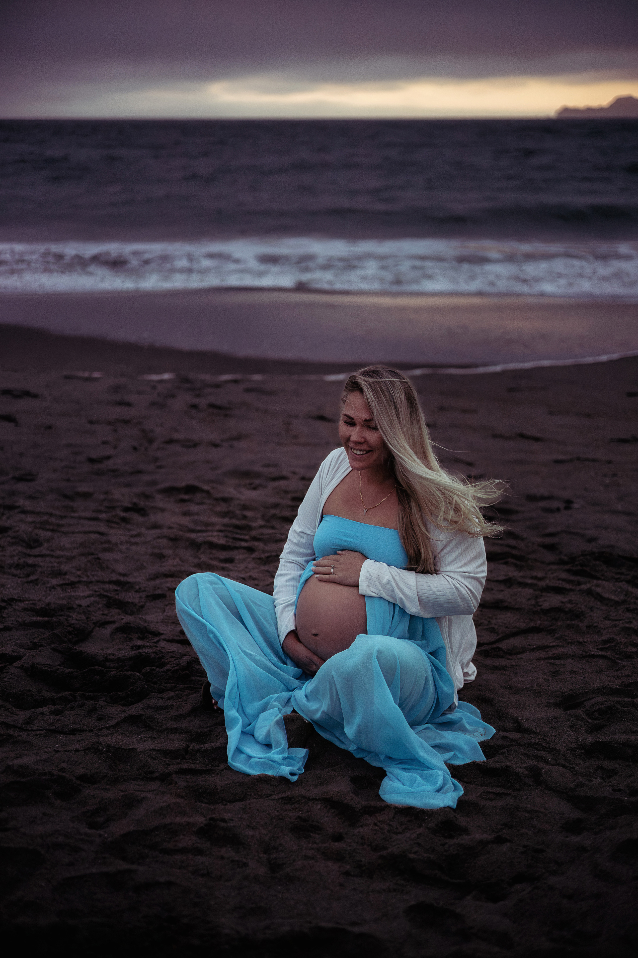 Ocean pregnancy photo shoot. Bay Area Photographer: family, maternity, love story, wedding