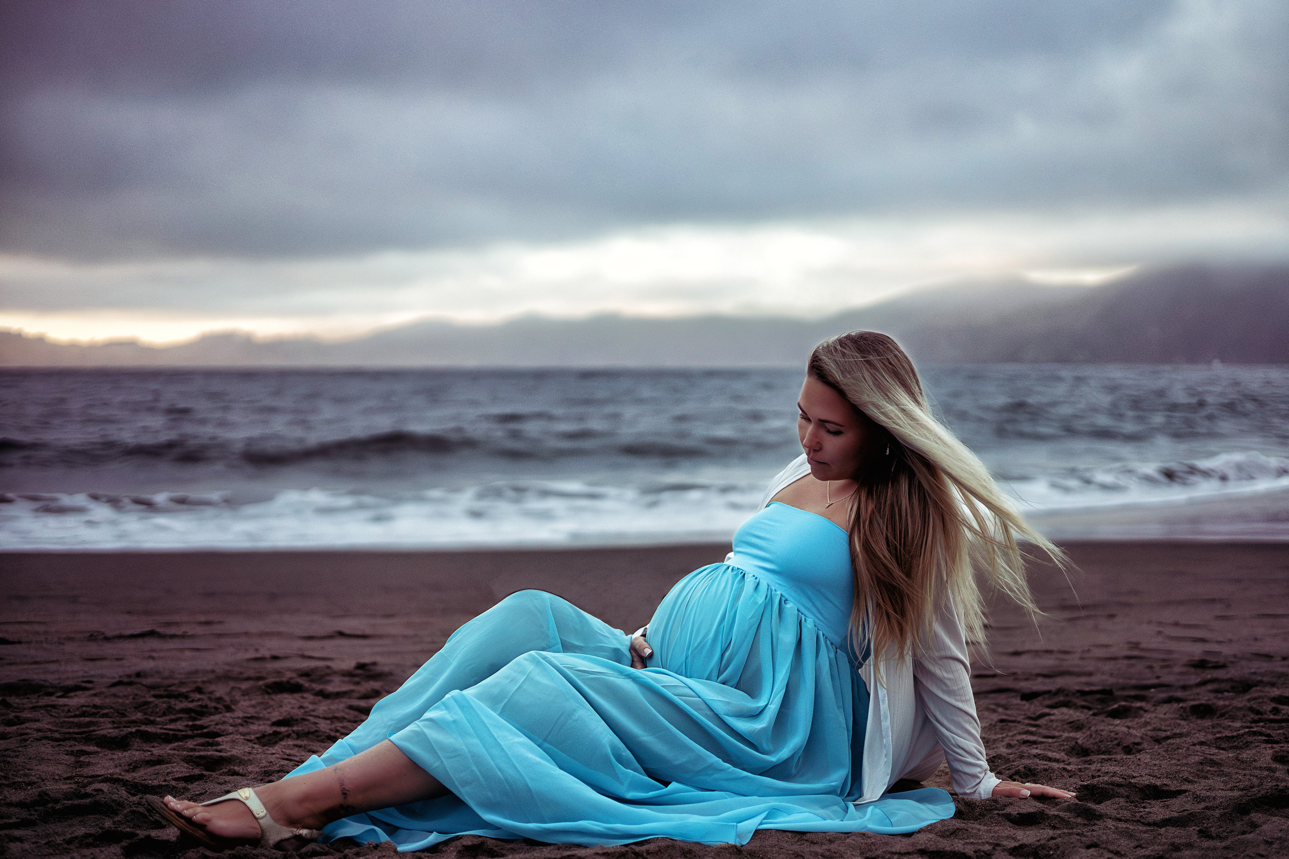 Ocean pregnancy photo shoot. Bay Area Photographer: family, maternity, love story, wedding